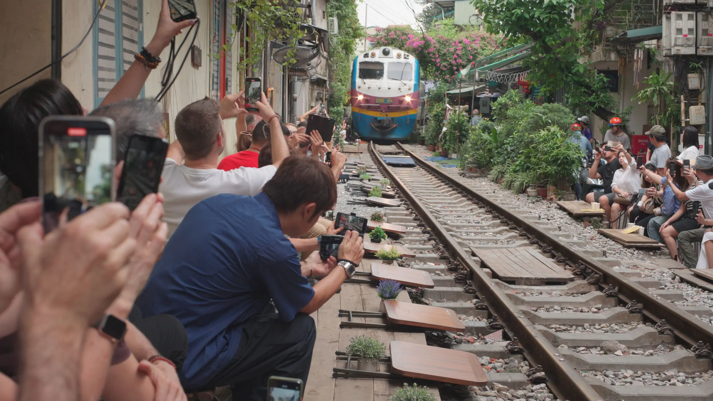 新加坡主持人楊君偉見證越南「河內火車街」體驗火車擦身驚險瞬間