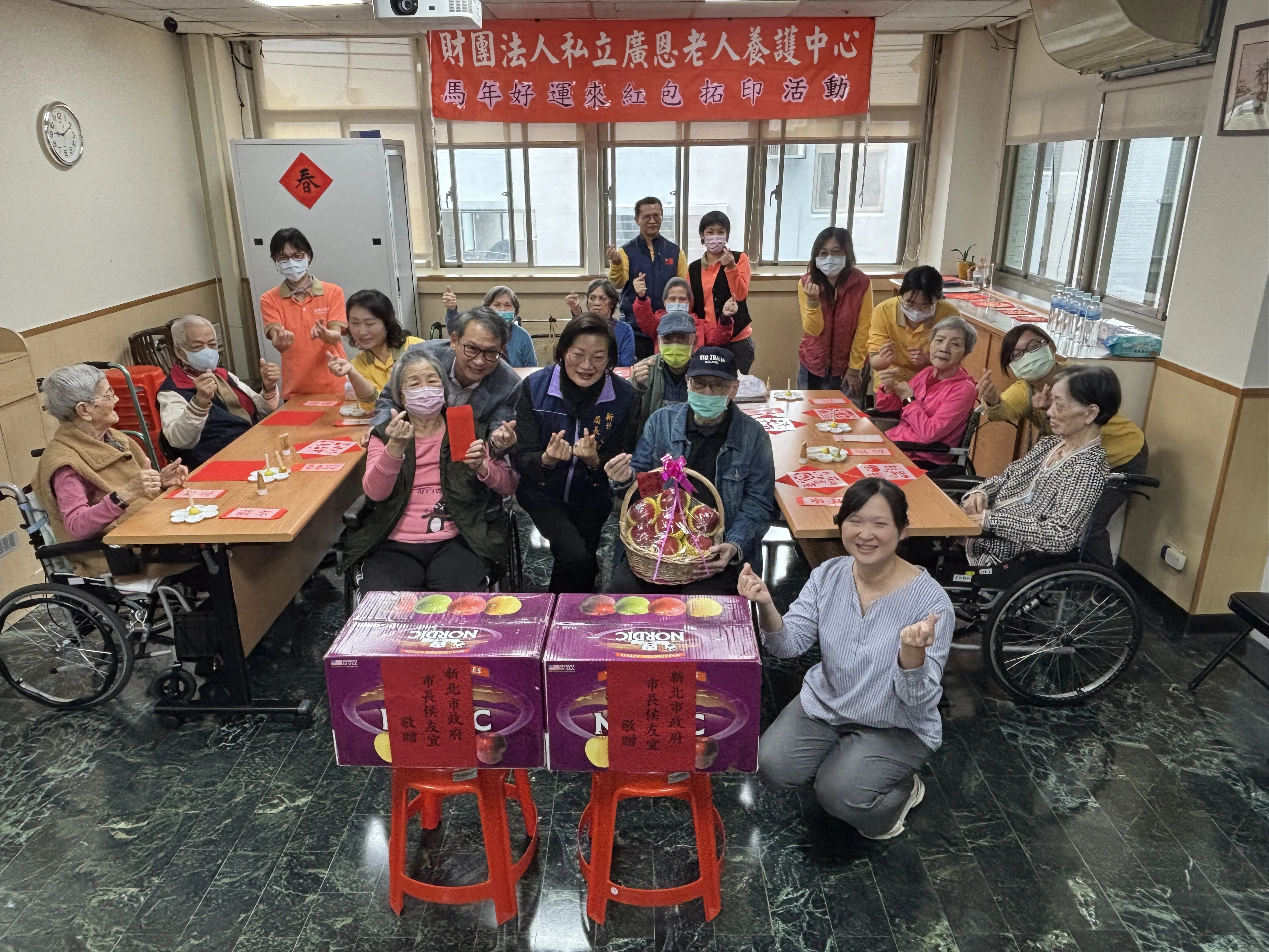 新北社會局長李美珍慰訪廣恩養護、約納家園　長輩回贈柿柿如意春聯　監護兒邀嗑火鍋