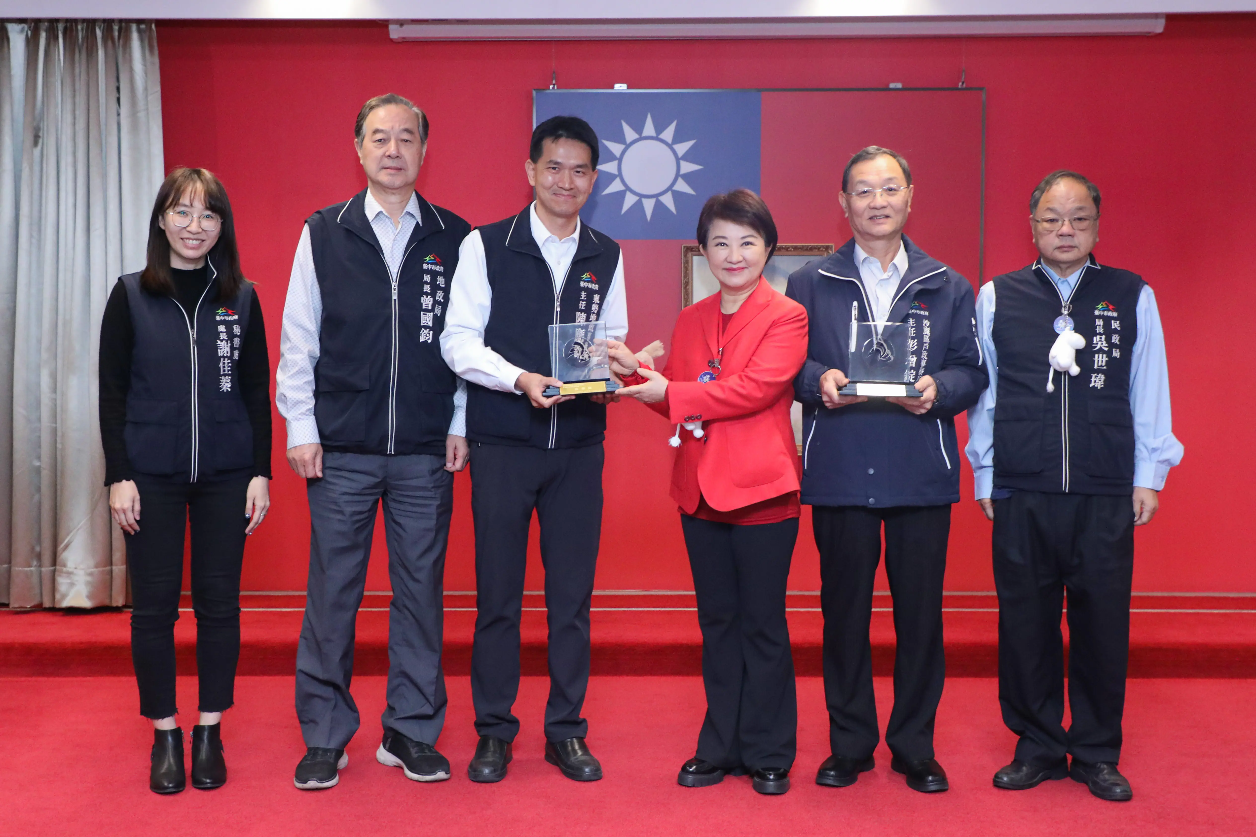 東勢地所榮獲金檔獎最高榮譽　市政會議獻獎分享管理成果