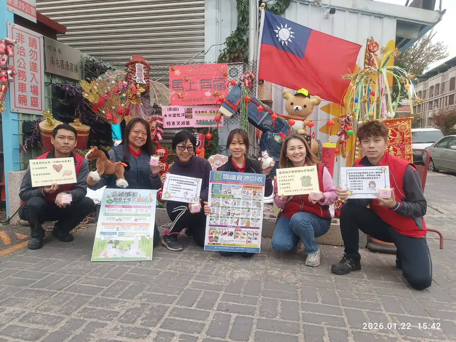 創意迎新春！　中市環保局舊牛仔褲變身駿馬鬃毛 「馬上幸福」有獎徵答送好禮