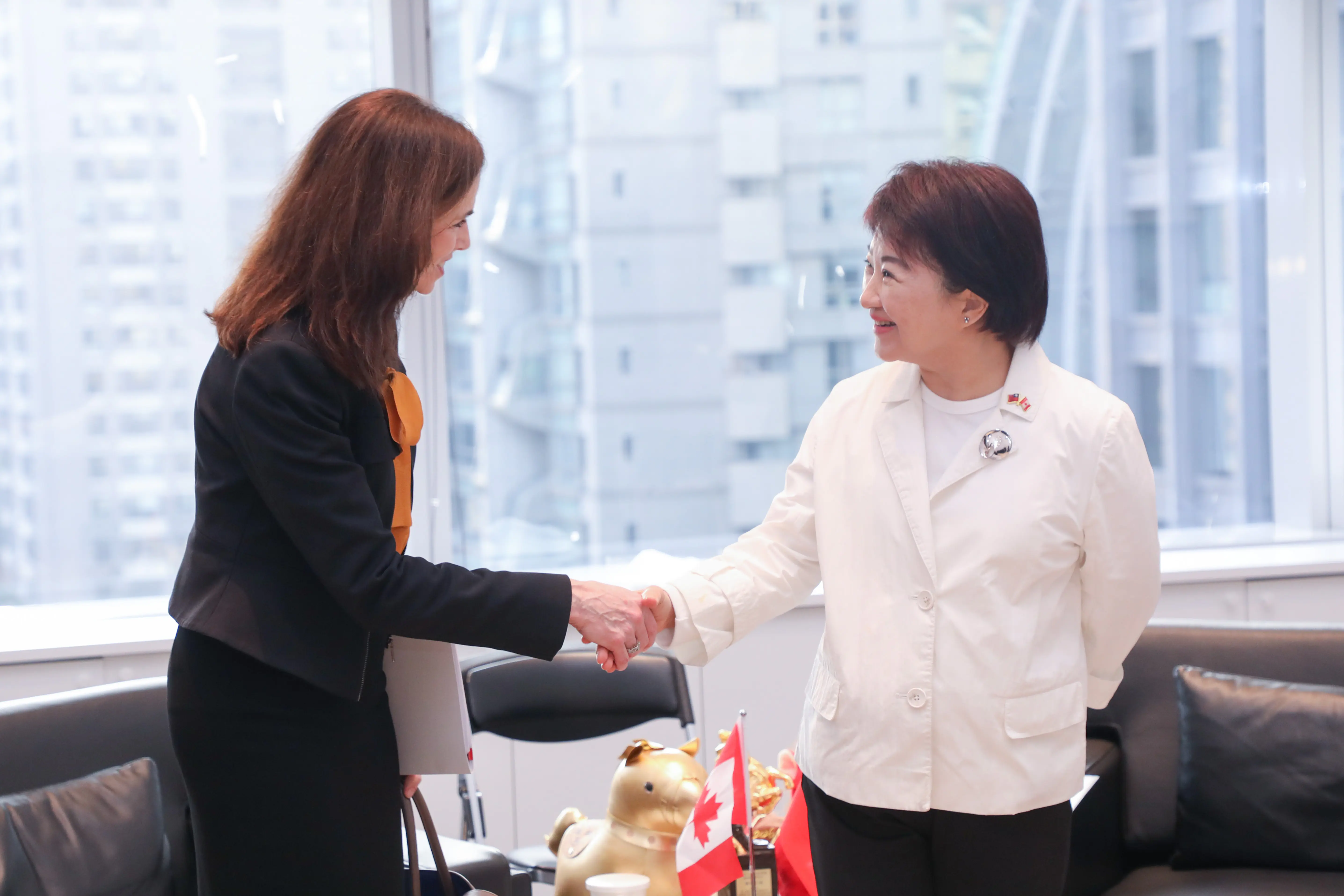 加國駐台代表何曼麗盛讚台中宜居　盧市長感謝參與慶典助城市行銷