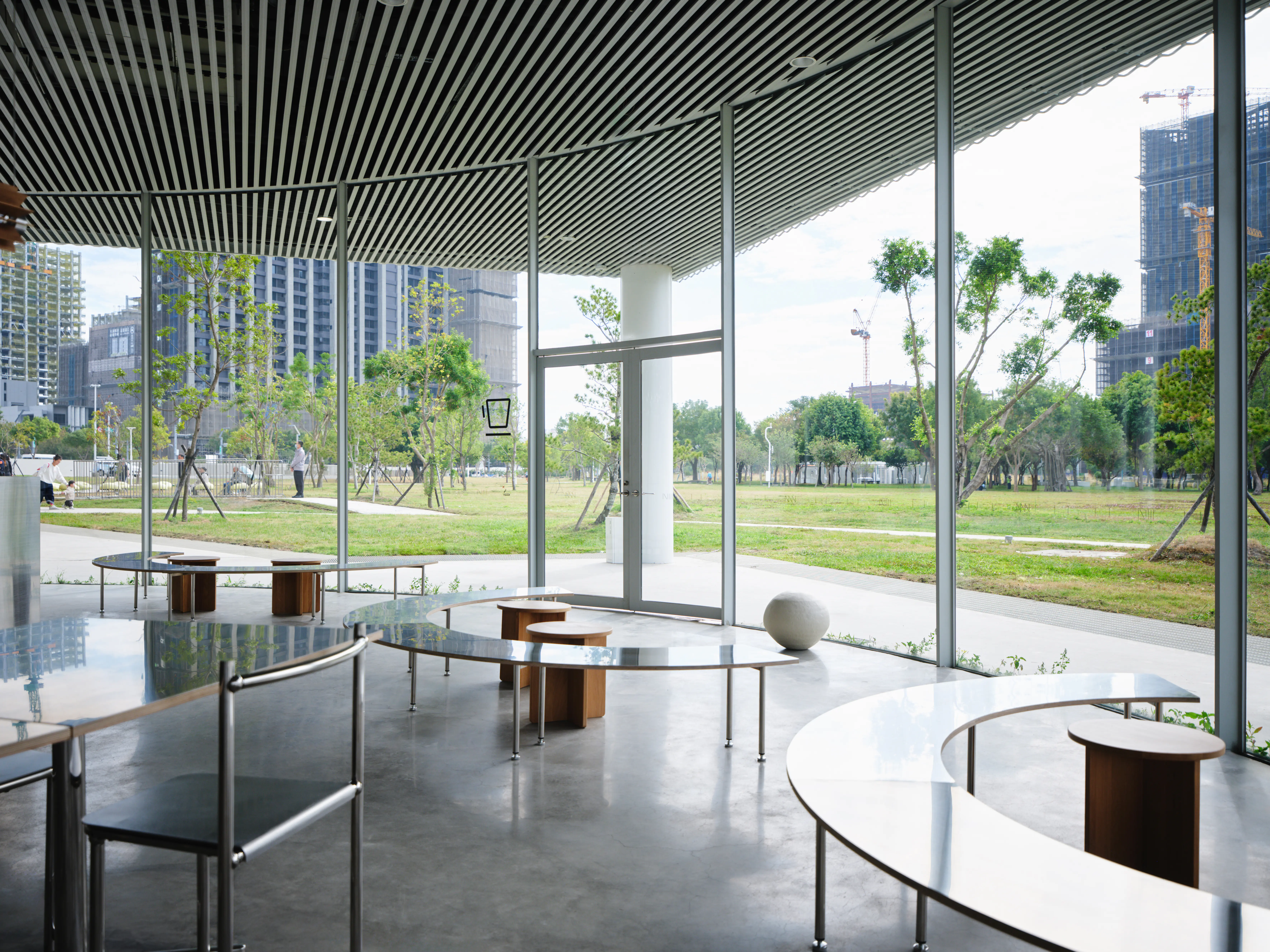 藝術、書籍與咖啡香交織新文化體驗　朋丁與Pharos Coffee進駐綠美圖！