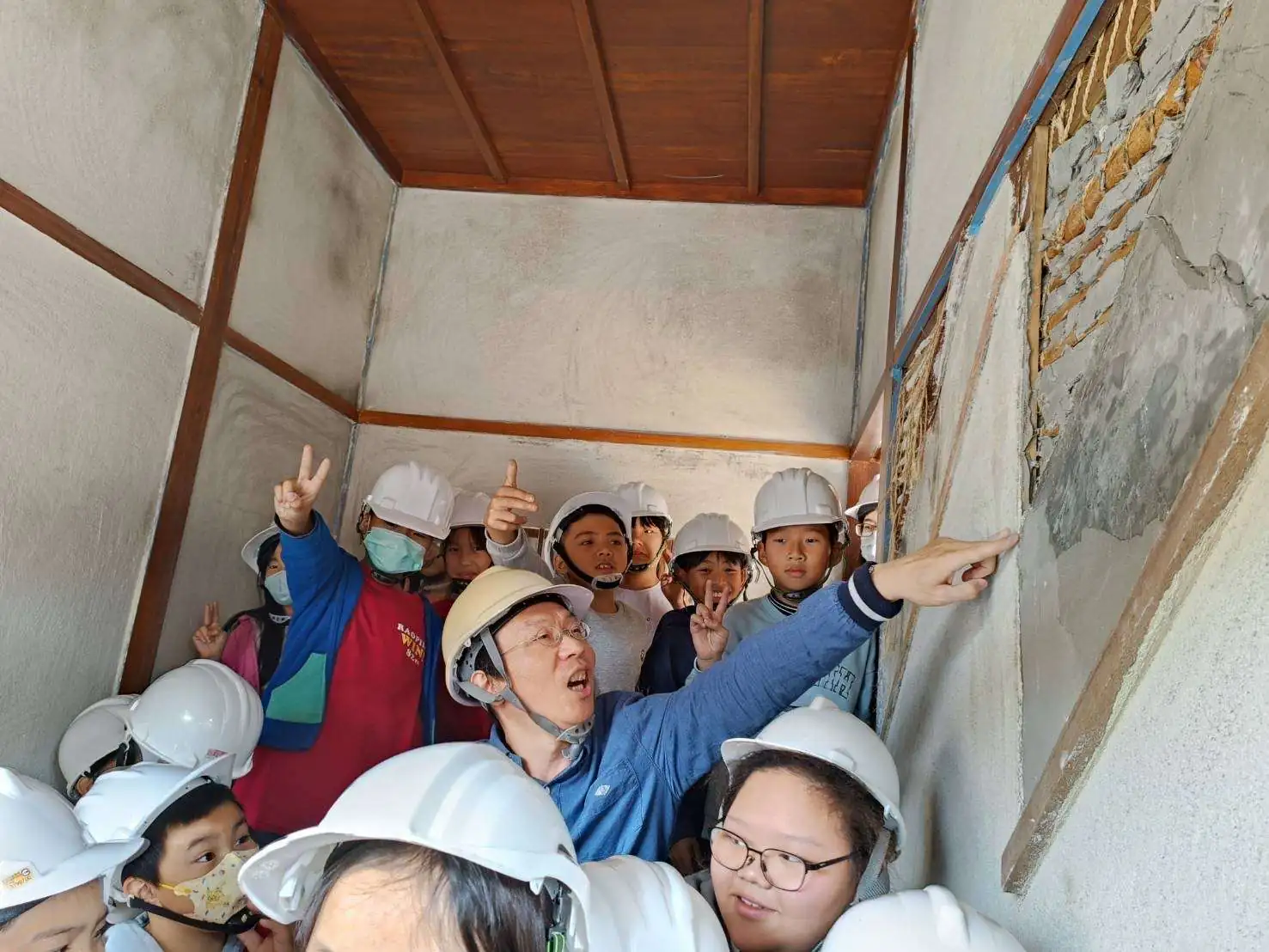 莿桐饒平國小舊宿舍修復再利用工程工地展教育推廣 翻轉學習想像 小學生走進歷史建築工地了解未來活化再利用 莿桐饒平國小舊宿舍修復再利用工程工地展教育推廣 翻轉學習想像 小學生走進歷史建築工地了解未來活化再利用