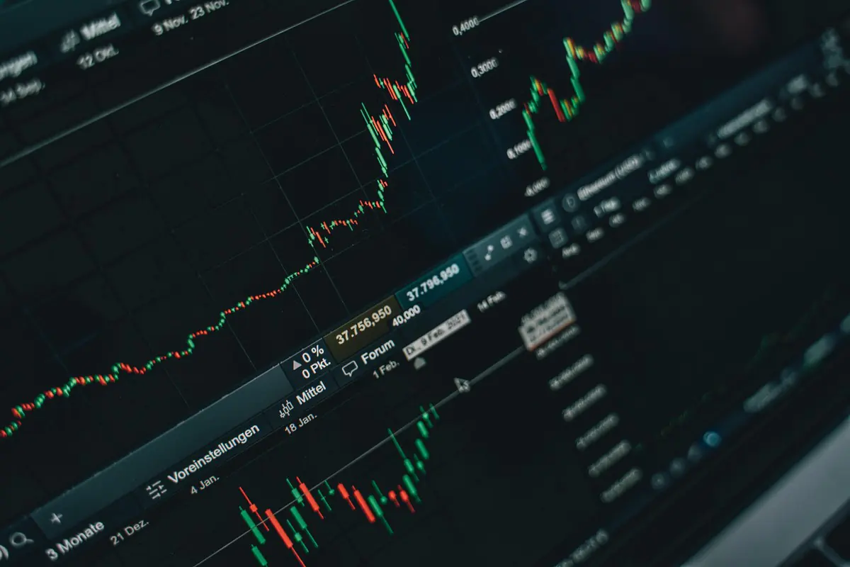 萬點神話再現！倫敦 FTSE 飆破歷史天際  歐股「三巨頭」齊狂歡 亞洲引燃全球多頭引信