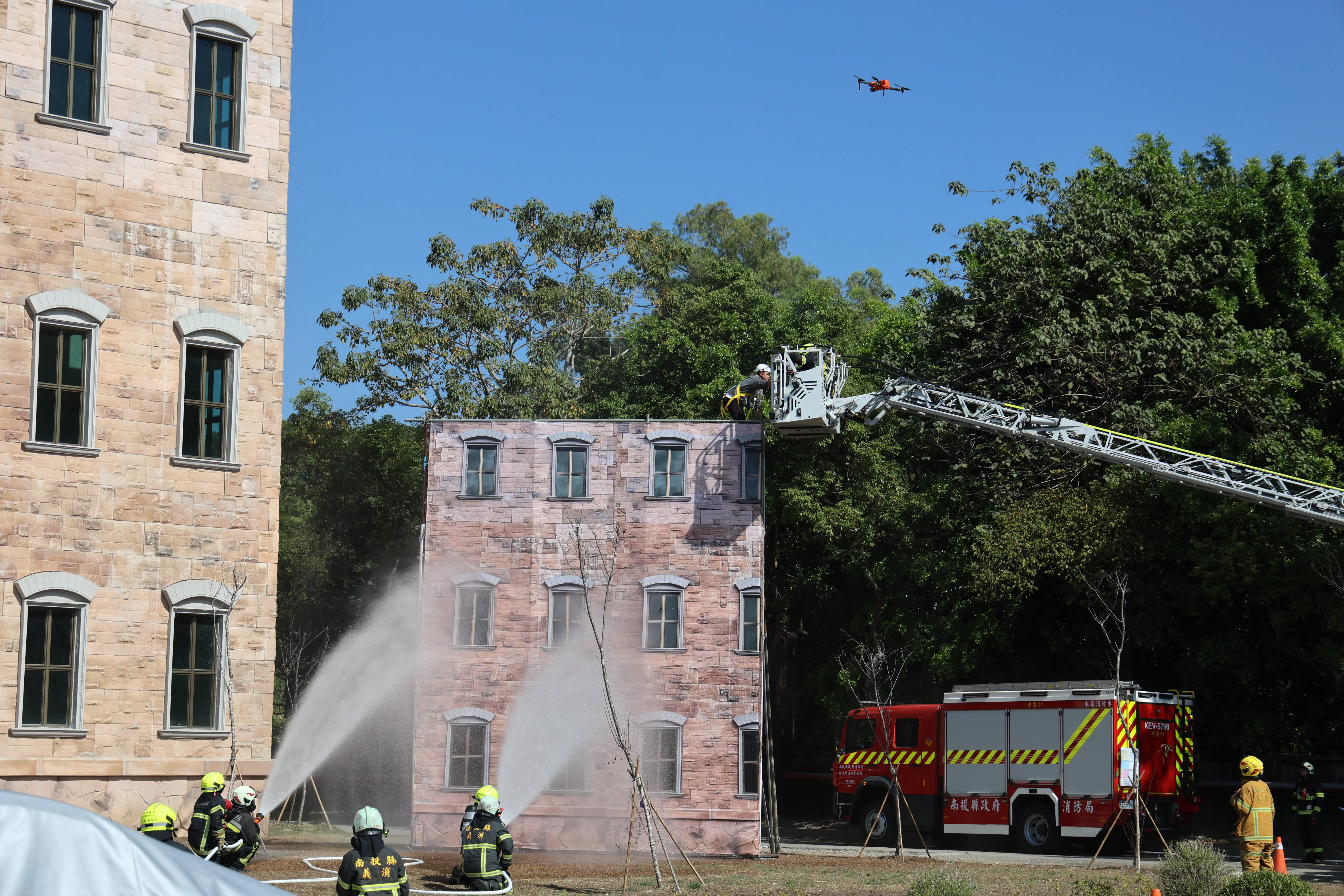 南投縣119擴大防災演習 副縣長王瑞德視導 展示電動車新式滅火器材 強化春節救災量能