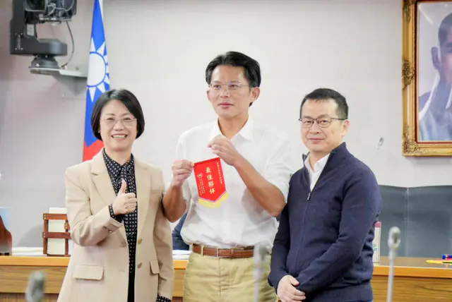 白委將卸任　藍委頒最佳夥伴錦旗離情依依