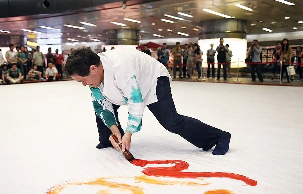 高雄車站迎春巨型春聯揮毫「恐龍樂園×國寶陀螺秀」登場