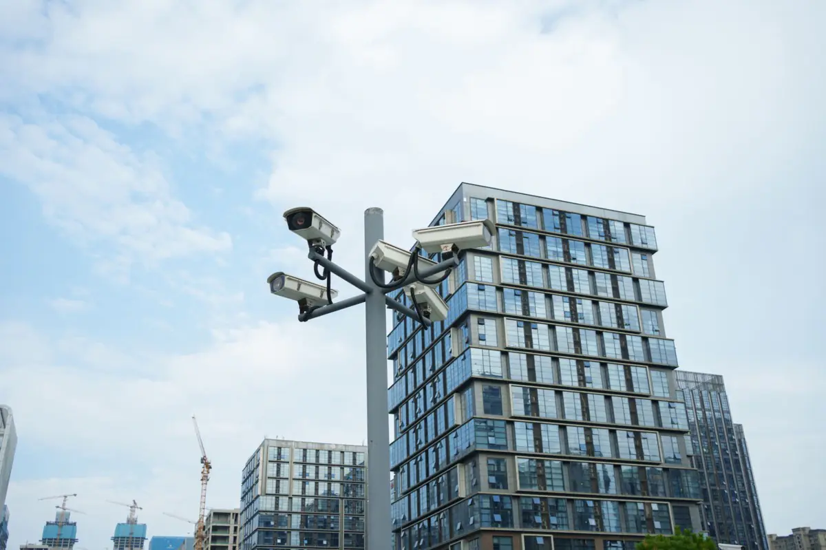 數位獵殺！美 ICE 在明尼蘇達引爆「人臉辨識」風暴  2 億張照片成監控黑幕，隱私權大崩盤