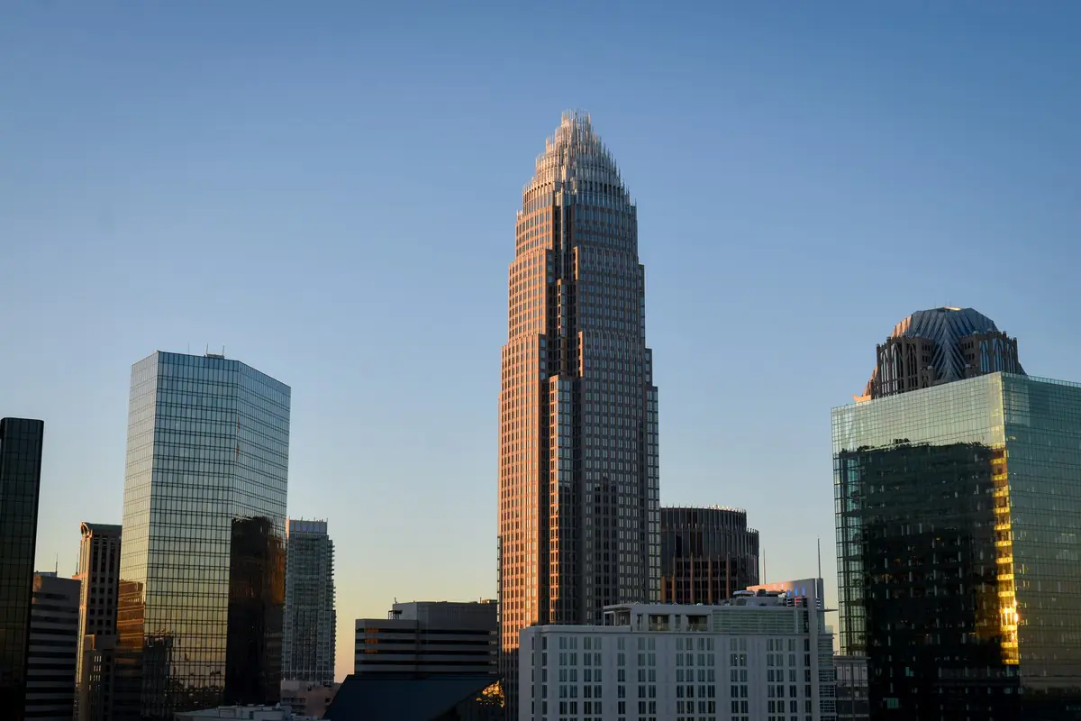 AI 換血大戰開打！美銀年賺百億美元「精簡 2000 名工程師」