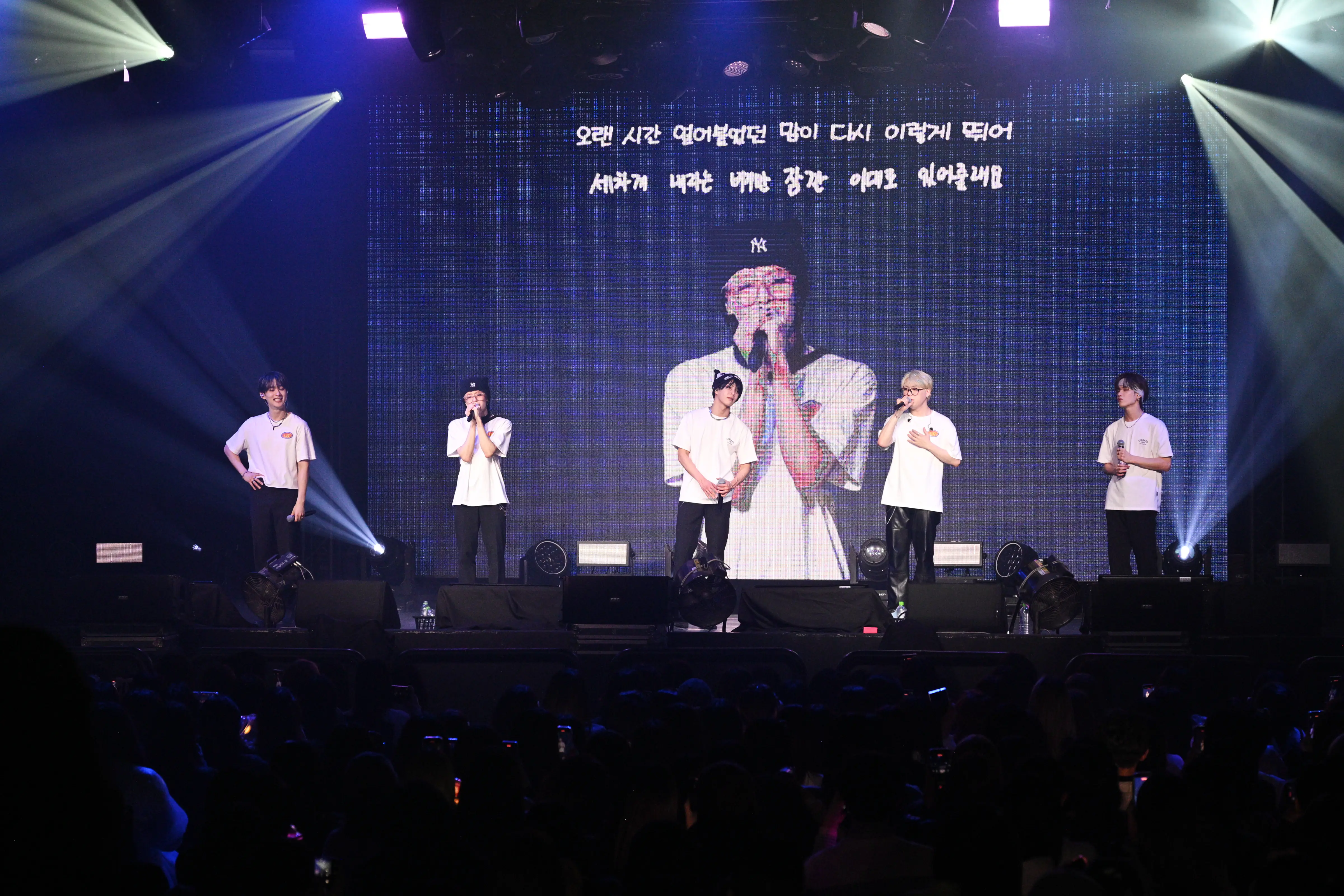 韓國男團 VERIVERY 首度高雄見面會 走下台福利給好給滿寵粉寵到哭