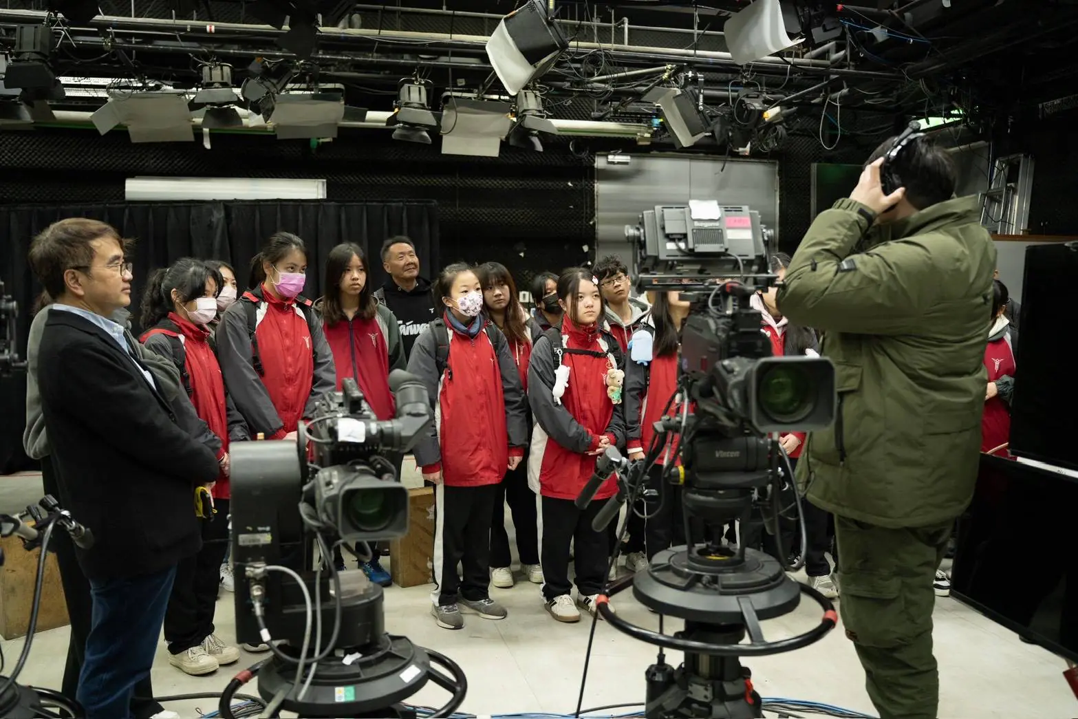 基隆南榮國中推動實驗教育 邱佩琳帶隊參訪電視購物台見學