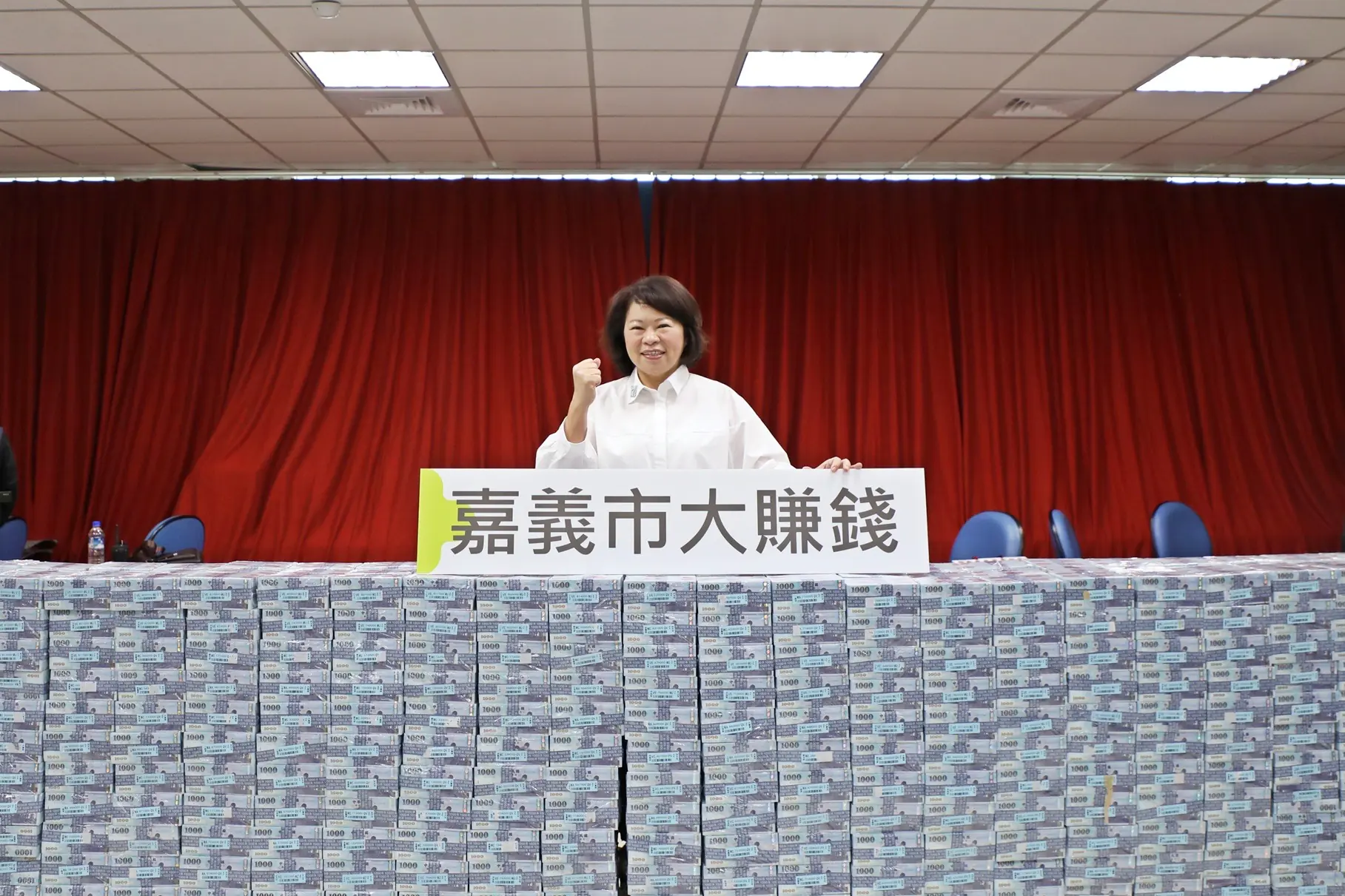 15.8億到位!嘉義市長親點鈔 普發6千、長輩7千元明起領取