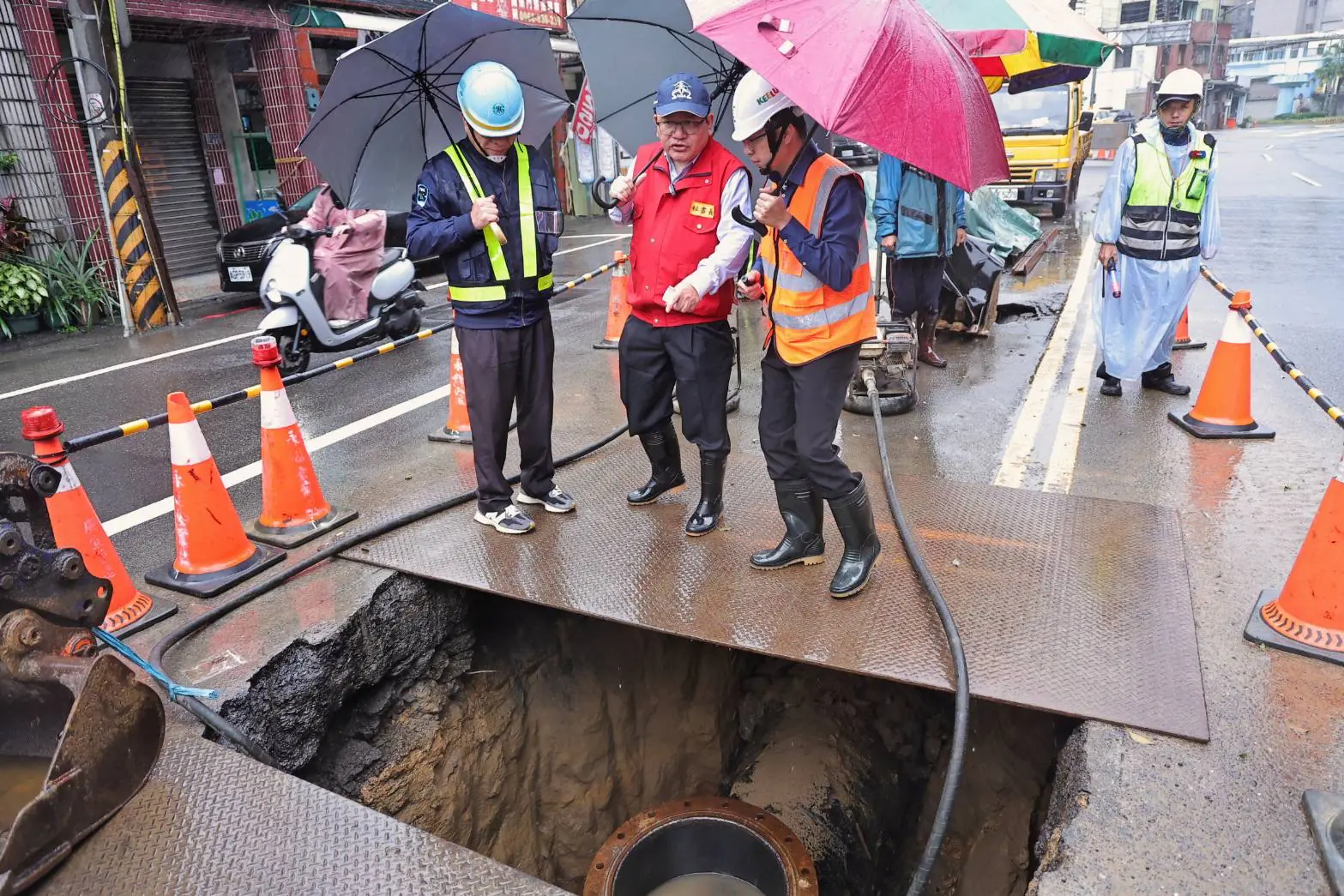 基隆八堵路停水搶修　方定安現場督導管線汰換　要求台水需檢討應變策略