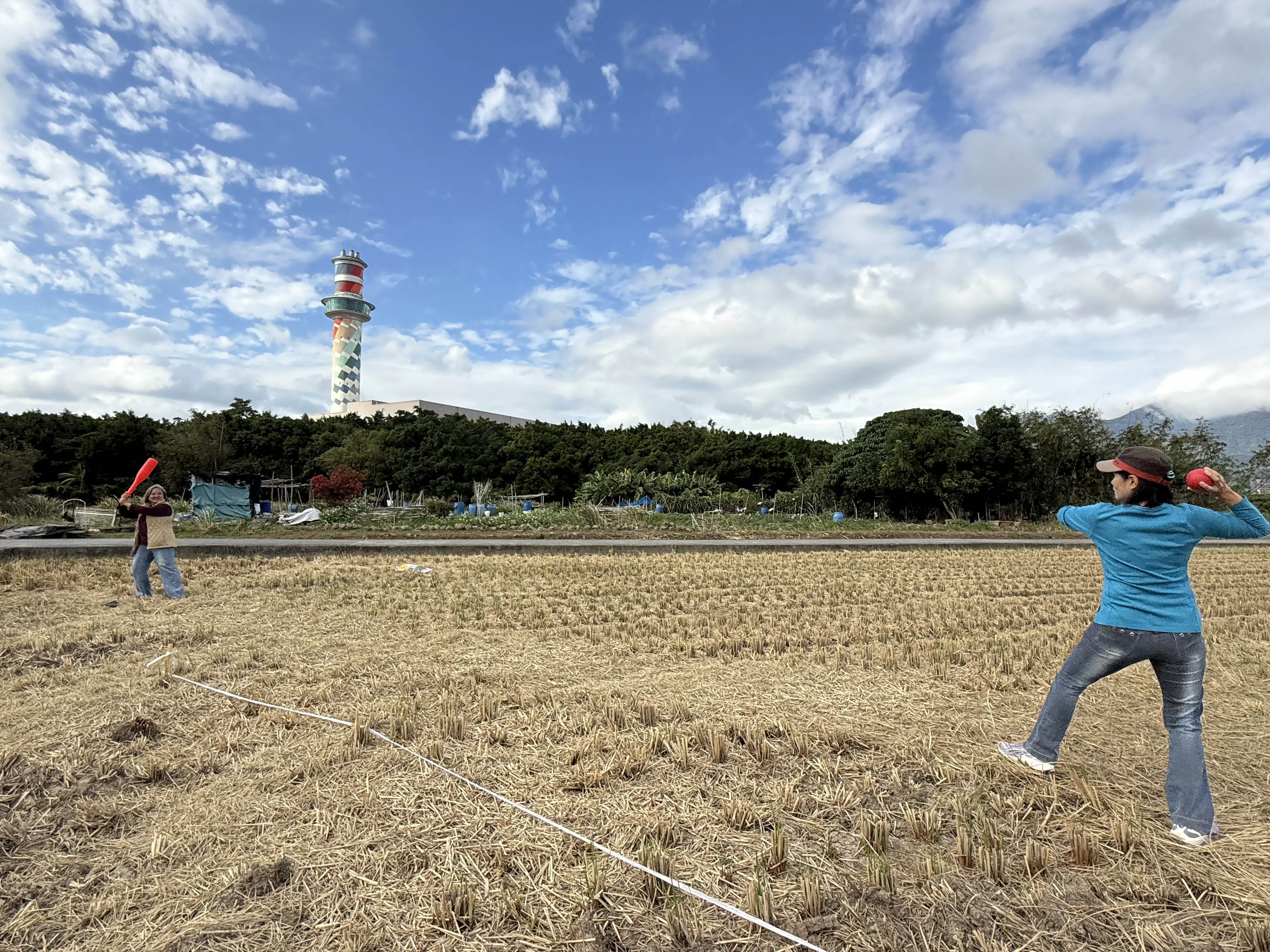 台北五分港溪畔的洲美農地 享受自然的奔跑快樂的棒球遊戲