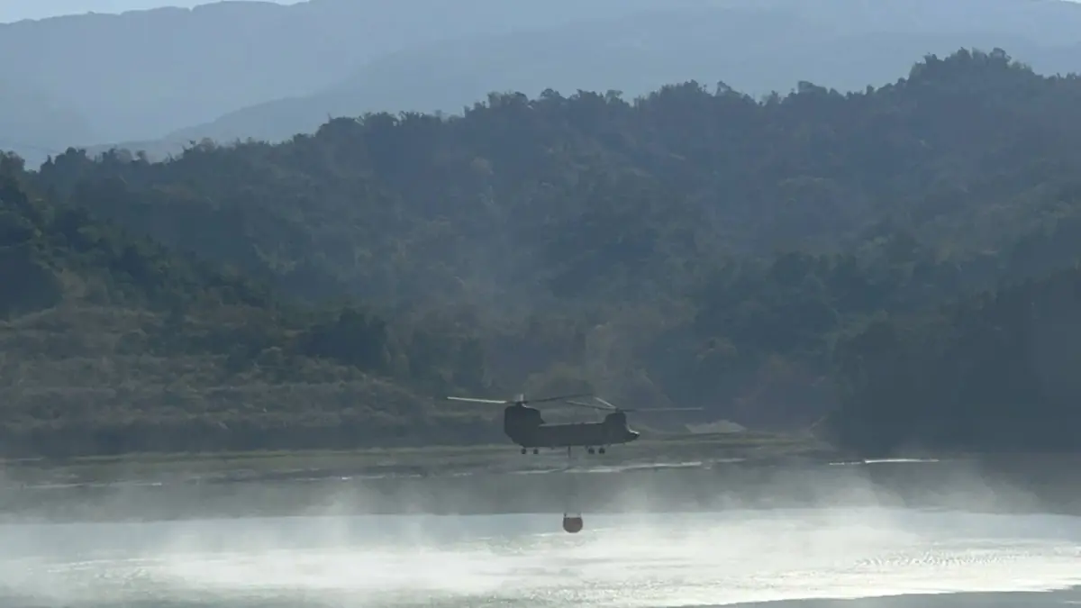 影／陸軍航特出動CH-47 灑水控制草嶺森林火災