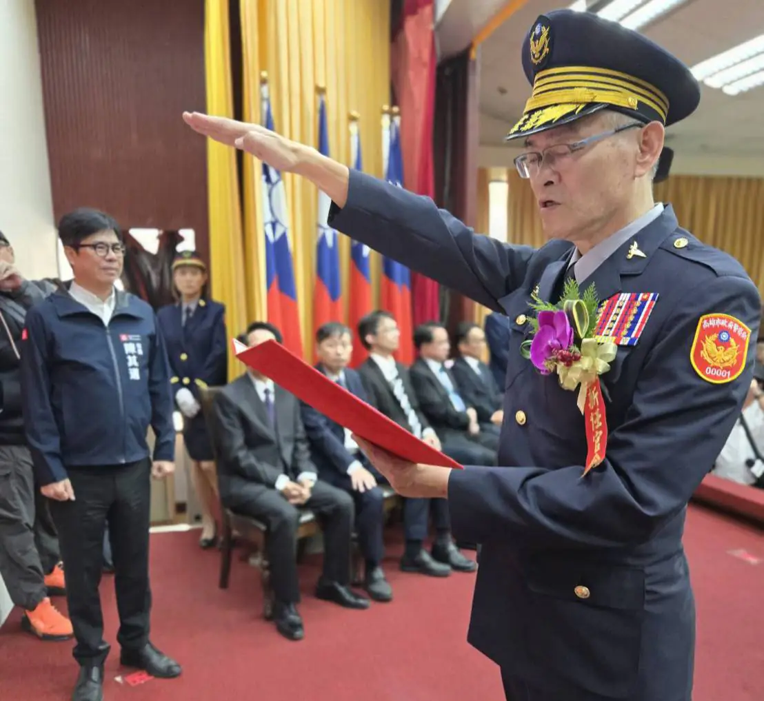 高雄市警察局長今舉行交接，由趙瑞華（右）接任局長。市警局提供