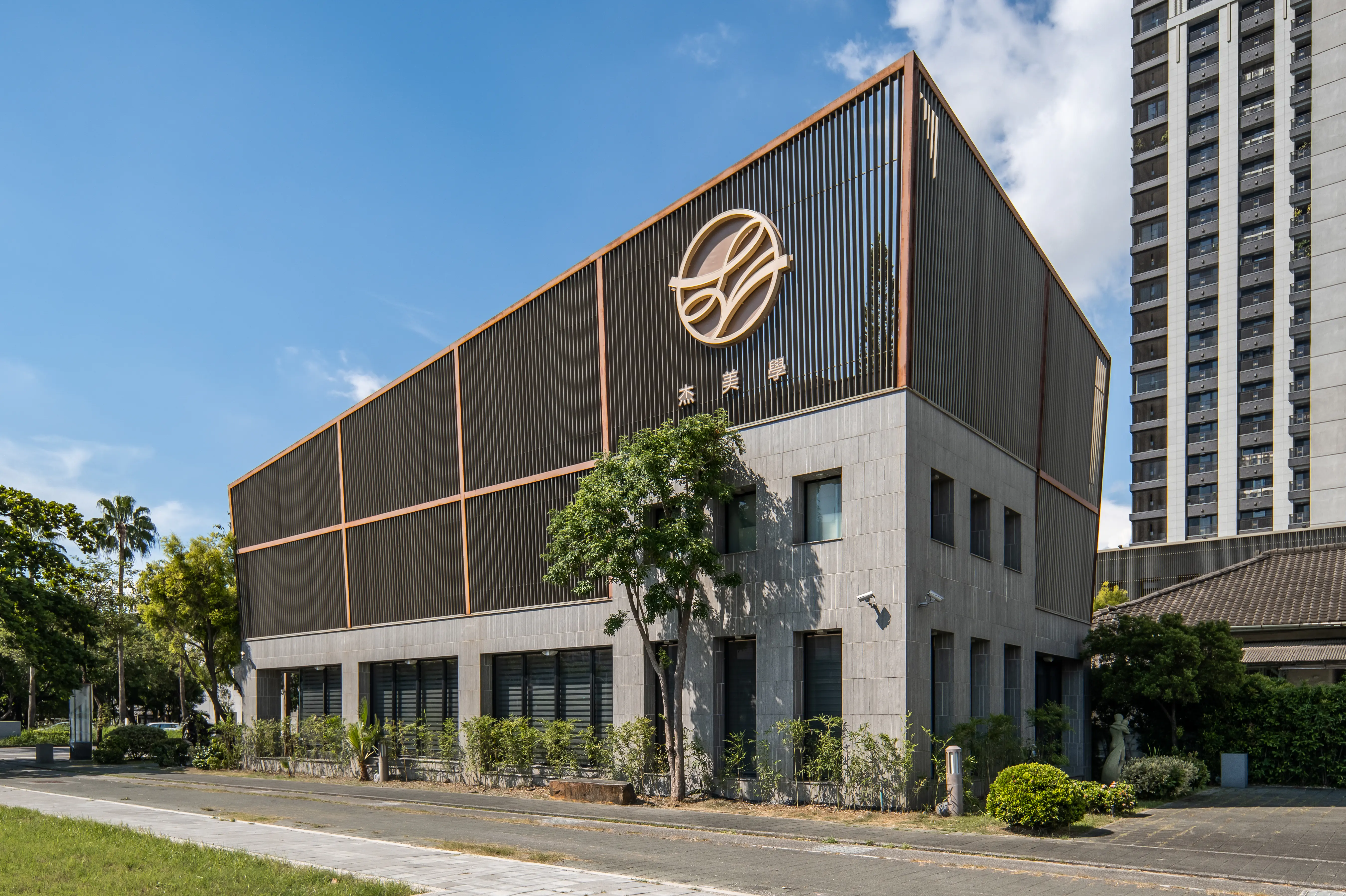 台南杰美學診所宣布人氣啦啦隊成員梓梓擔任年度品牌合作夥伴