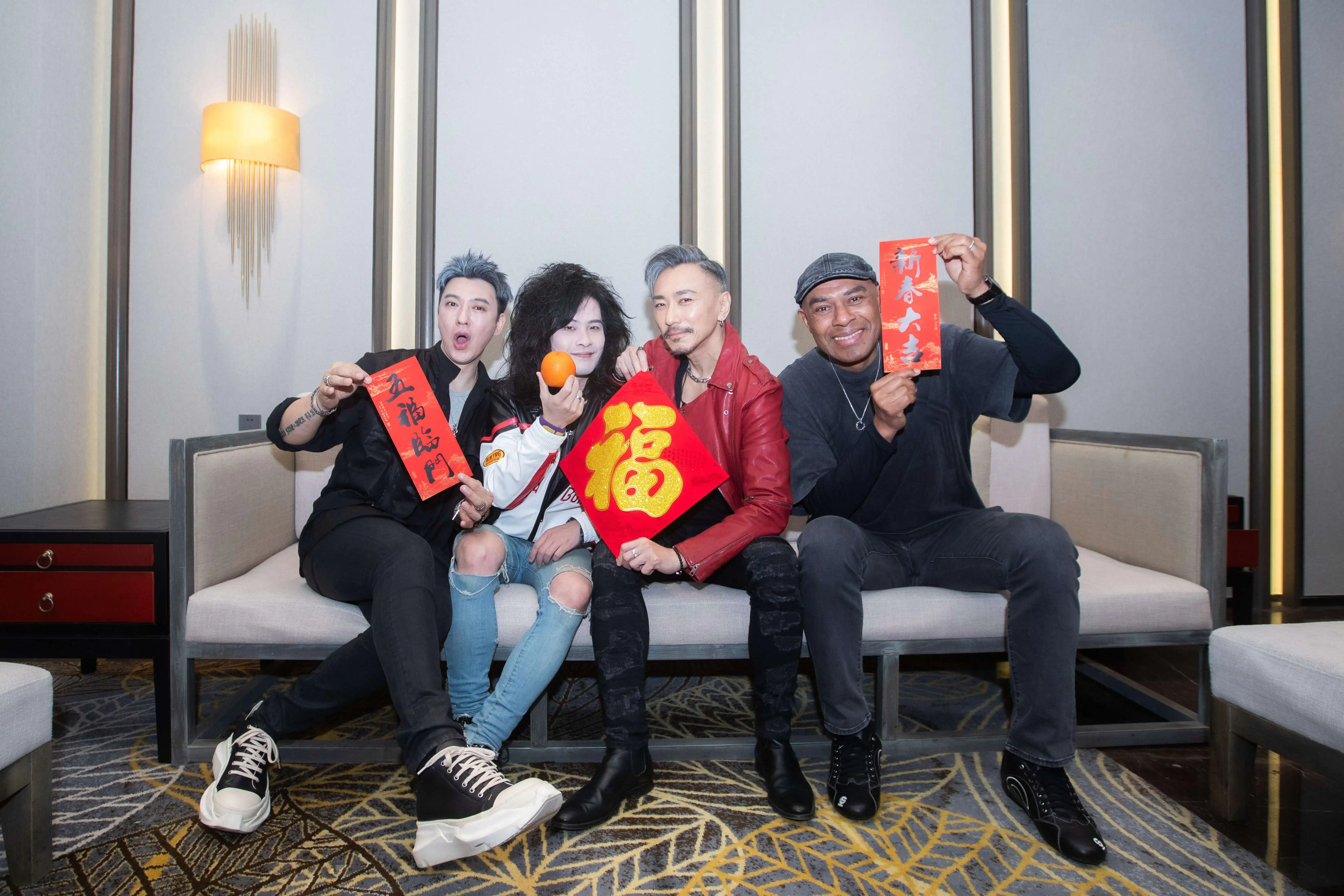 信樂團過年期間團員世界跑透透 開春齊聚團拜向樂迷送上滿滿祝福