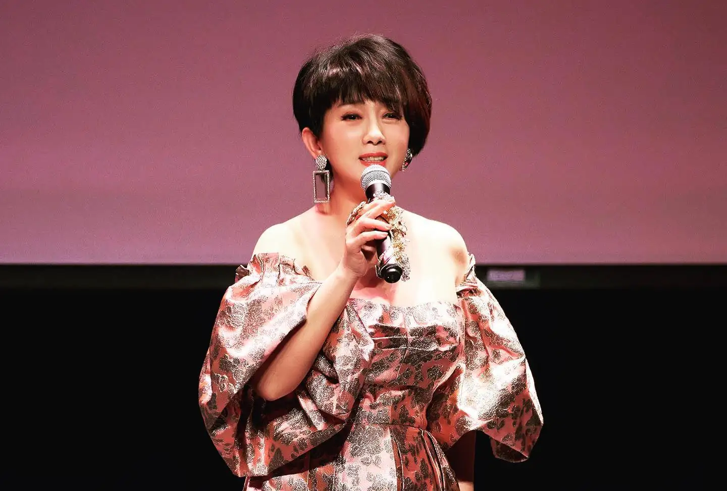 周思潔馬年出招 「最美長輩圖」曬S曲線旗袍照 周思潔馬年出招 「最美長輩圖」曬S曲線旗袍照