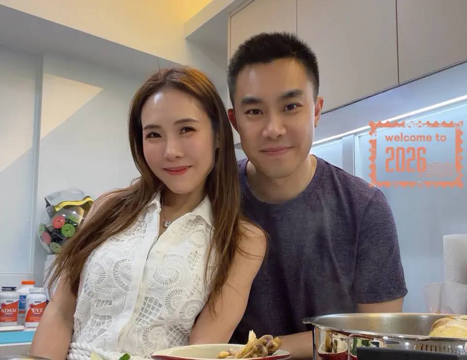 吳申梅春節前夕飛回香港與夫婿團聚 吃港式盆菜年味滿滿