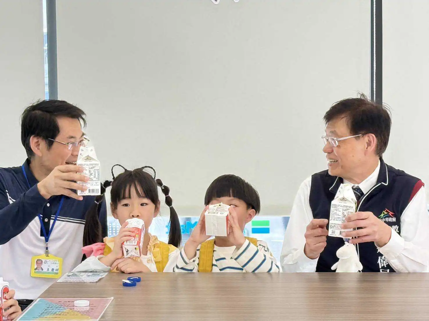 「台中有鈣讚」上路! 首日近2萬學童兌領