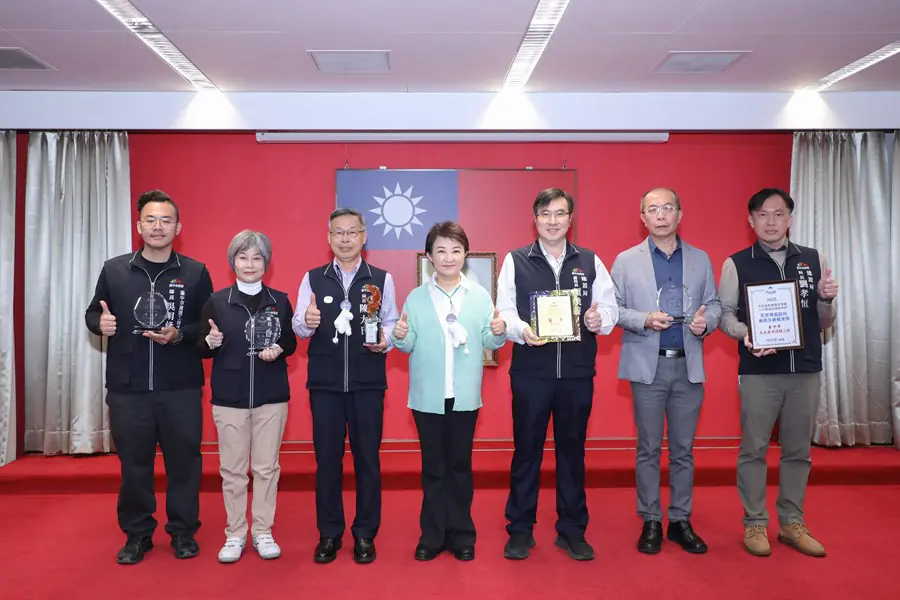 台中人本建設奪雙料「優等」　榮獲中央無障礙評鑑8大獎　建設局市政會議獻獎共享榮耀