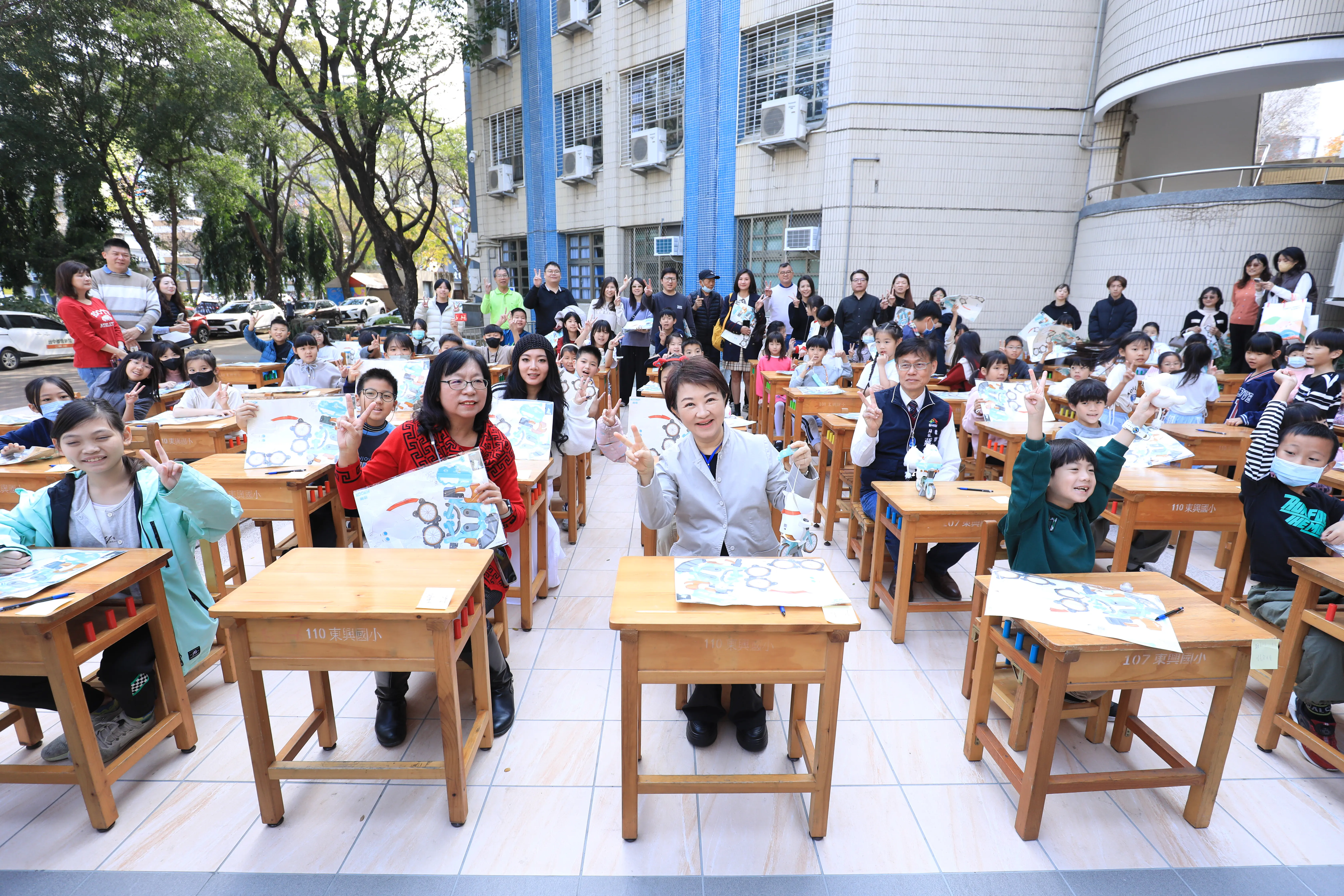市府自籌4.5億全面汰換15萬套國中小課桌椅！　盧市長親赴東興國小關心學生領用情形 阿公阿嬤也帶孫來領