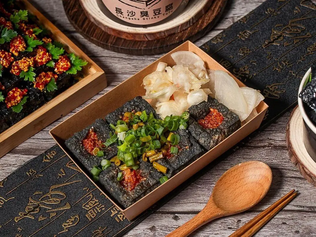 瑞豐夜市驚見神祕「黑色臭豆腐」！天然植物發酵外皮超嫩滑