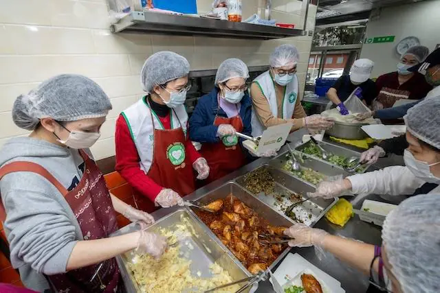 新春做公益兼宣傳　蘇巧慧拉蕭美琴包便當