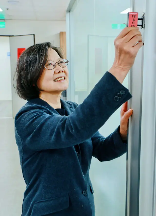 蔡英文送福氣加碼提燈　留一個給陳其邁