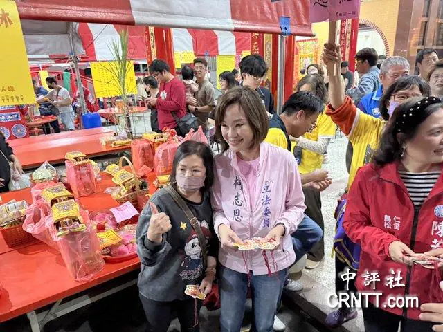 天公生湧人潮　柯志恩拜廟與支持者互動