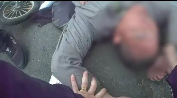 簡姓大學生壓制暴力毆人的馬男。翻攝畫面