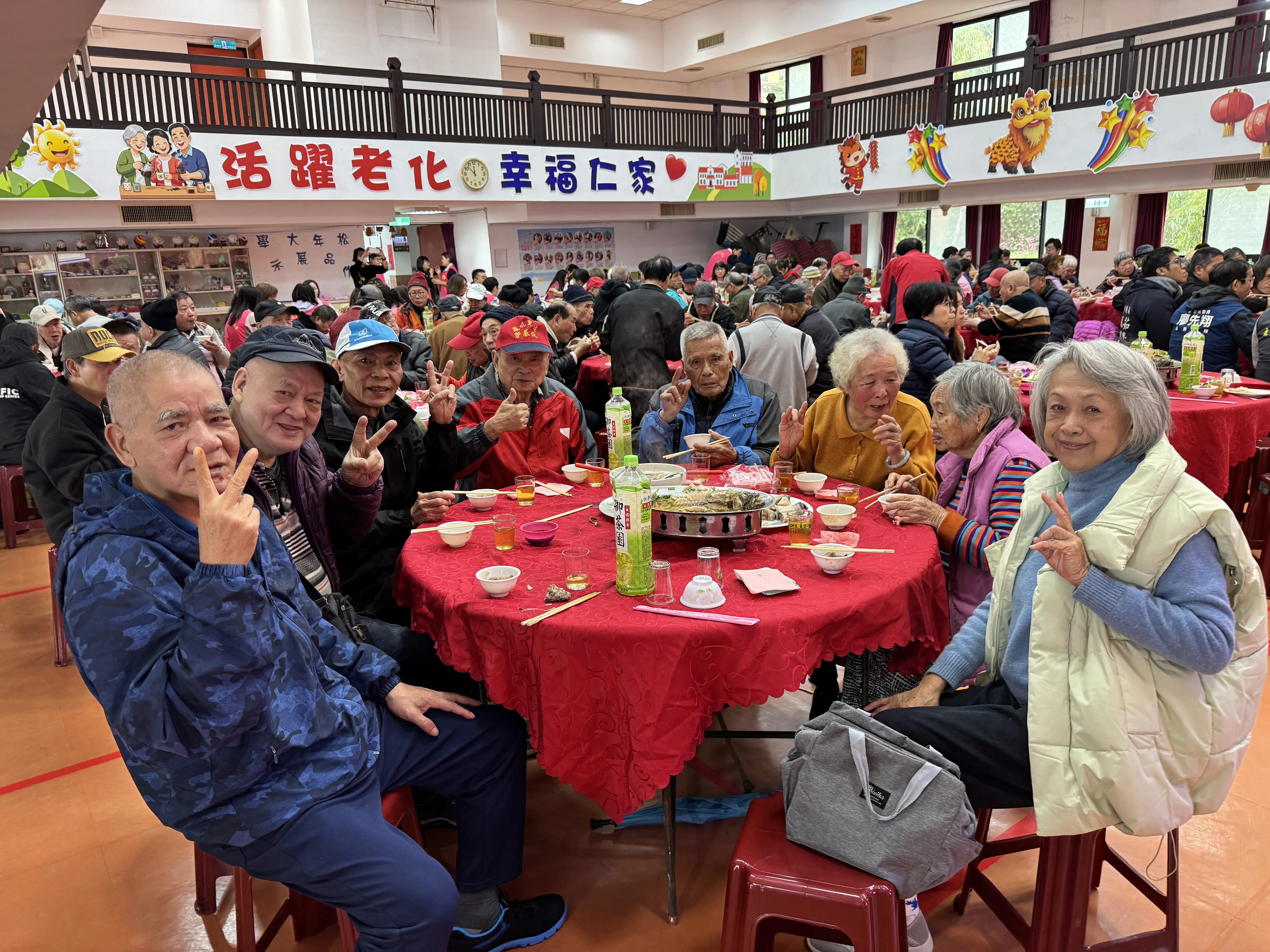 年菜飄香　六合樂團現身萬里仁愛之家　10年陪伴圍爐迎春