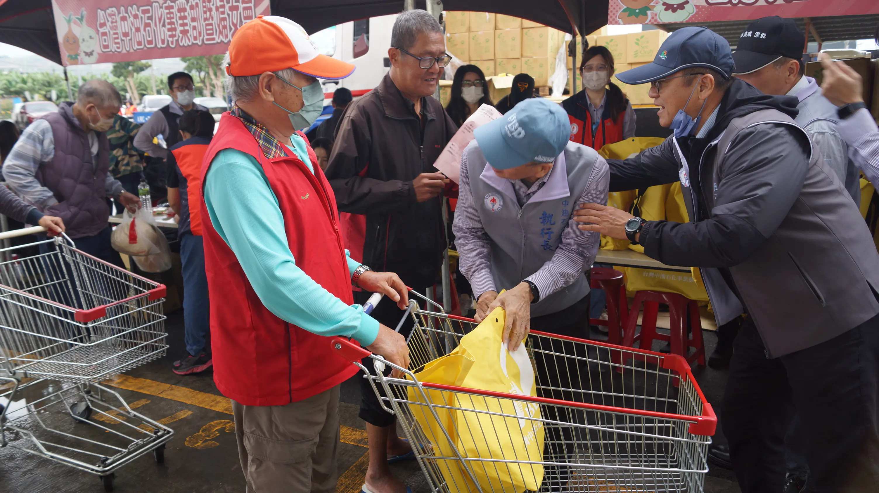 中油石化事業部昨（6）日攜手林園區公所及林園里政會，舉辦「林園有愛～歲末送溫情」寒冬送暖活動。