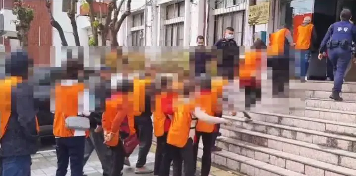 高雄警方破獲職業賭場，逮21人查扣百萬元賭資。翻攝畫面