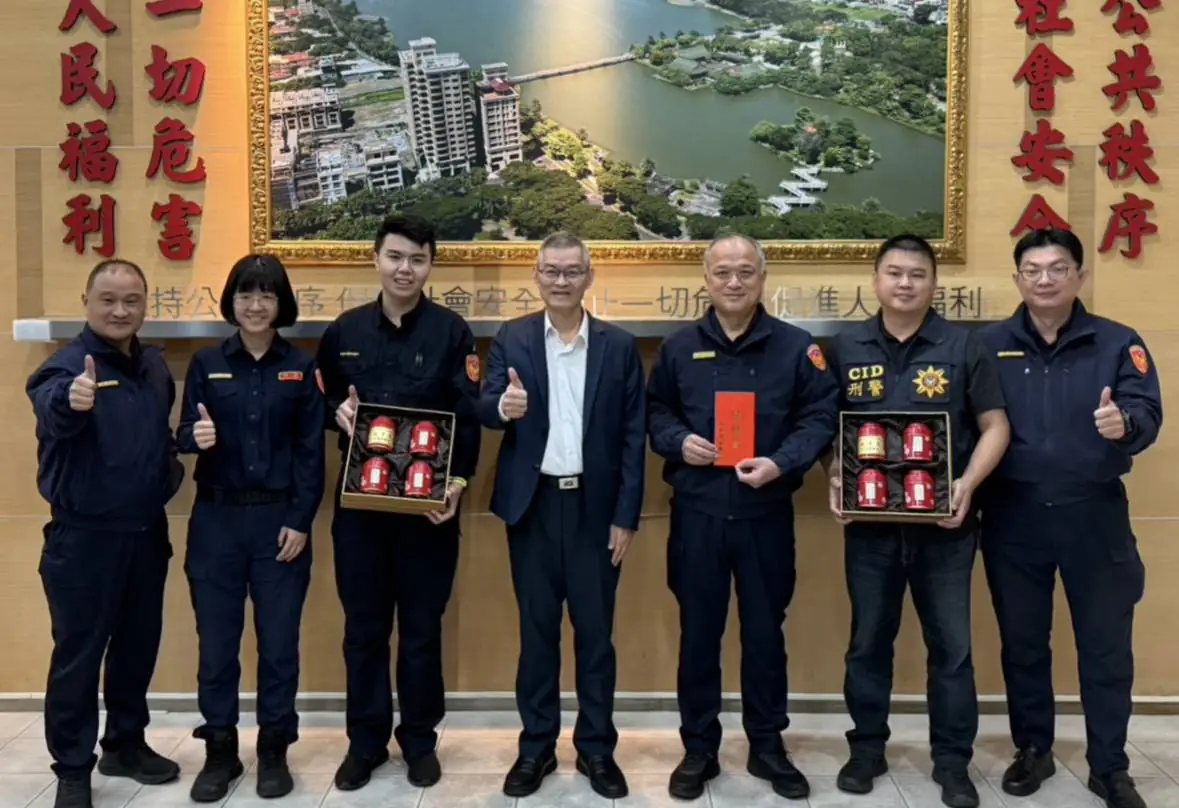 警察局長趙瑞華立即頒獎破案有功人員。