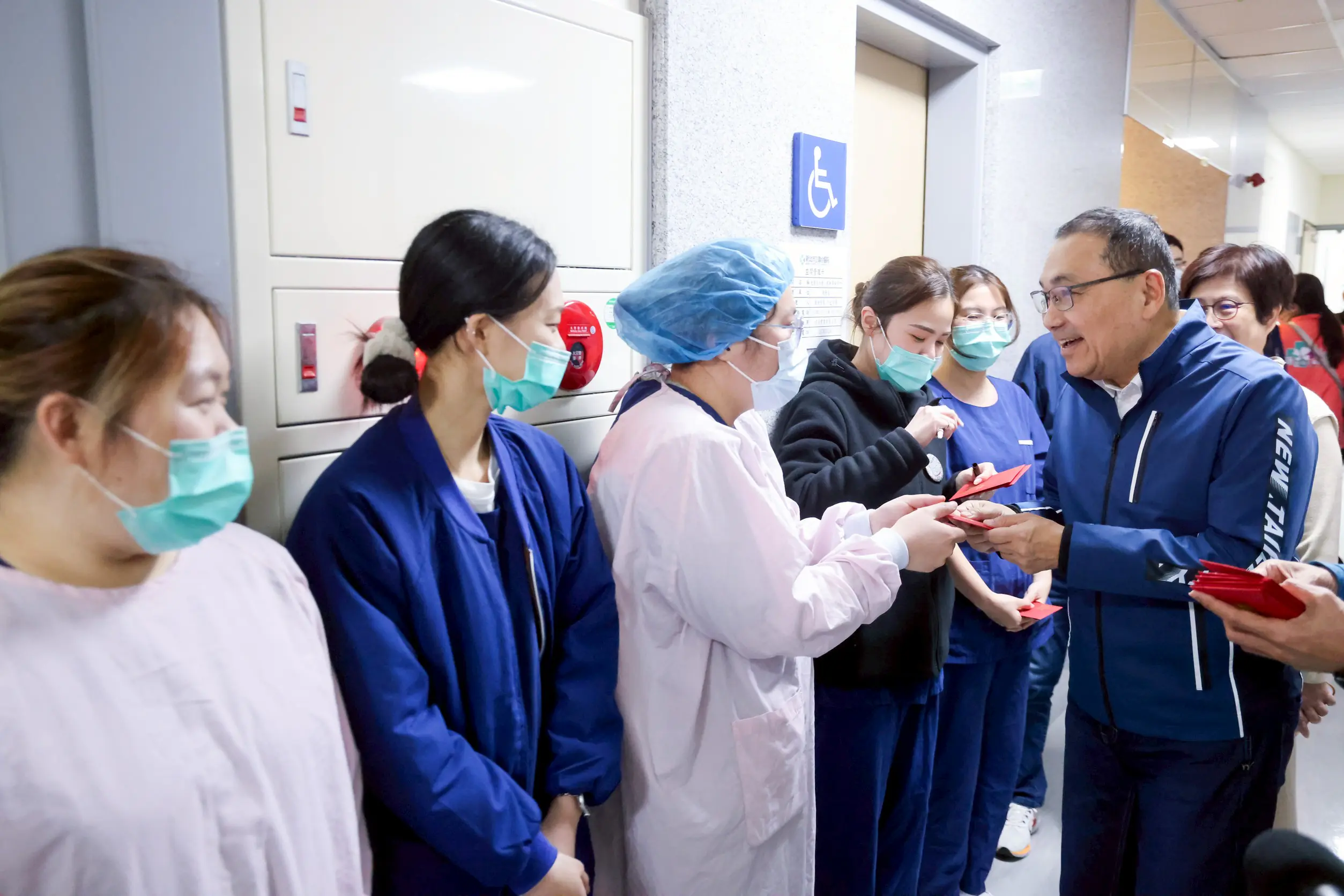 除夕慰問新北聯醫　侯友宜感謝醫護人員　守護民眾健康