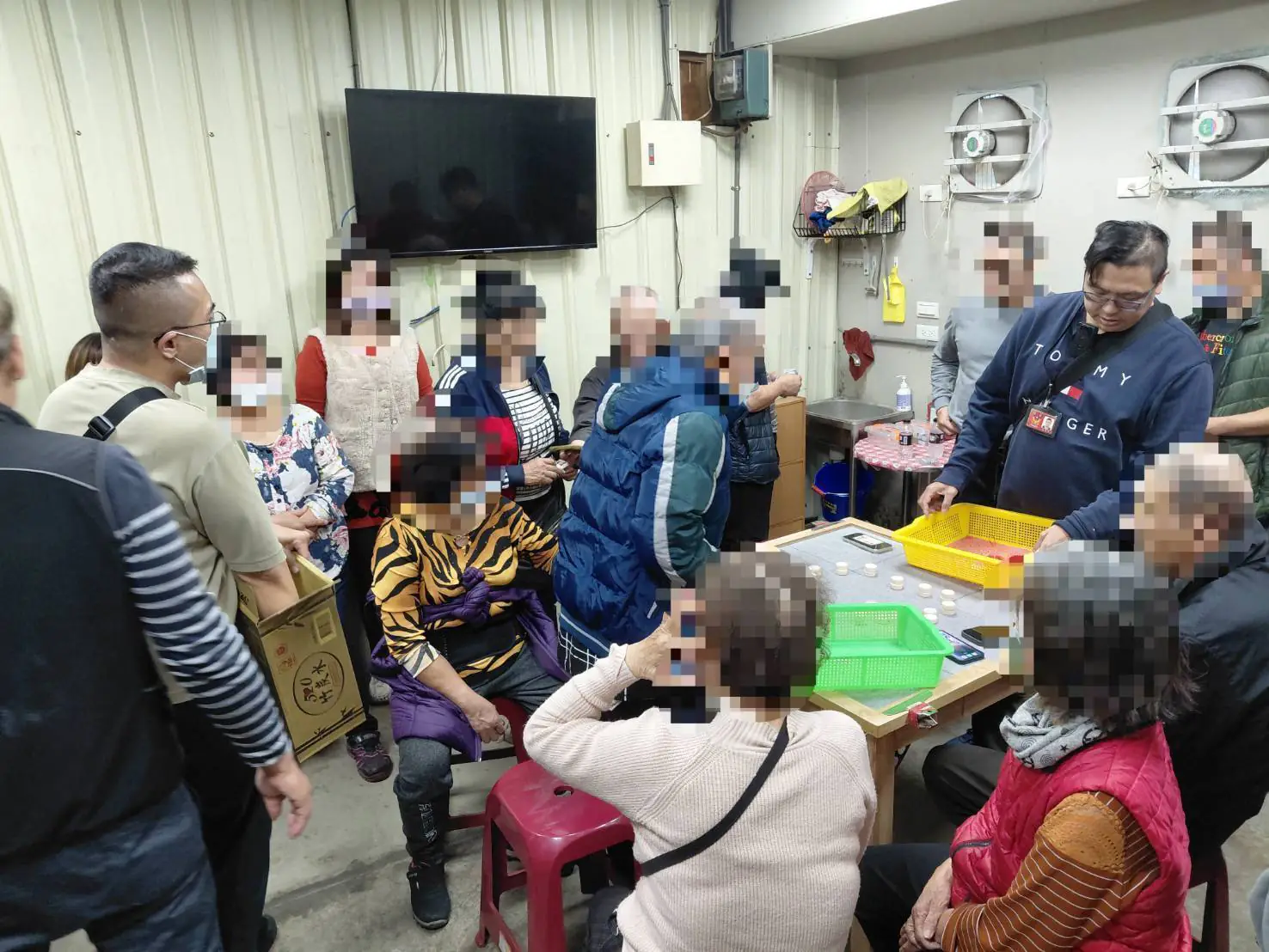 高雄警方破獲職業賭場，逮21人查扣百萬元賭資。翻攝畫面