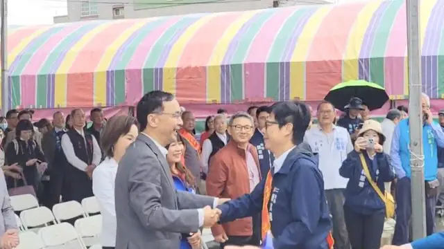 朱立倫與陳其邁高雄同框　握手相擁互動熱絡