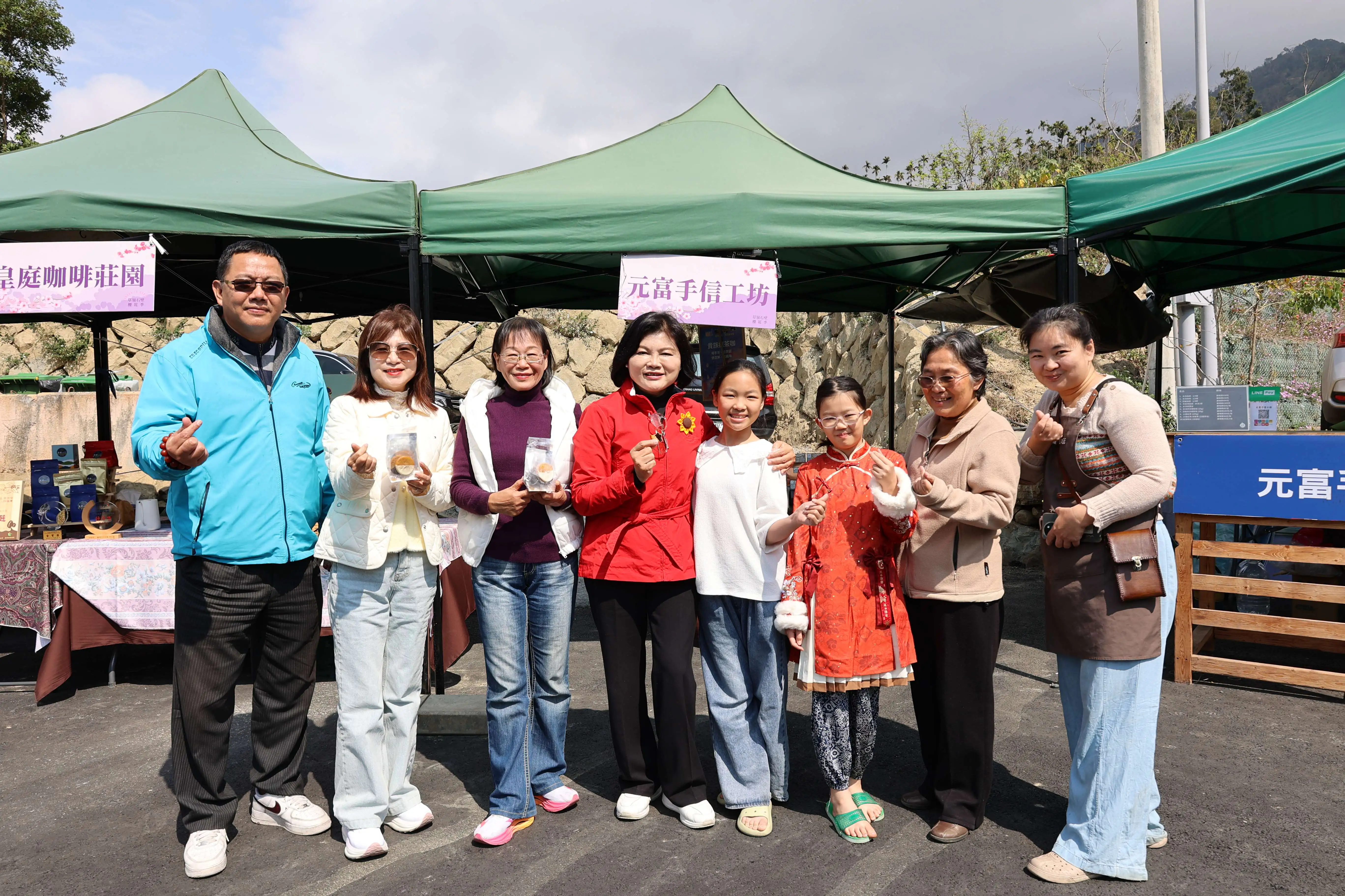 草嶺櫻花盛開人潮湧現　張麗善縣長勘查交通疏運、慰勞執勤人員