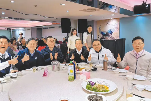 敏感時刻李四川同桌侯友宜　氣氛熱絡聊天