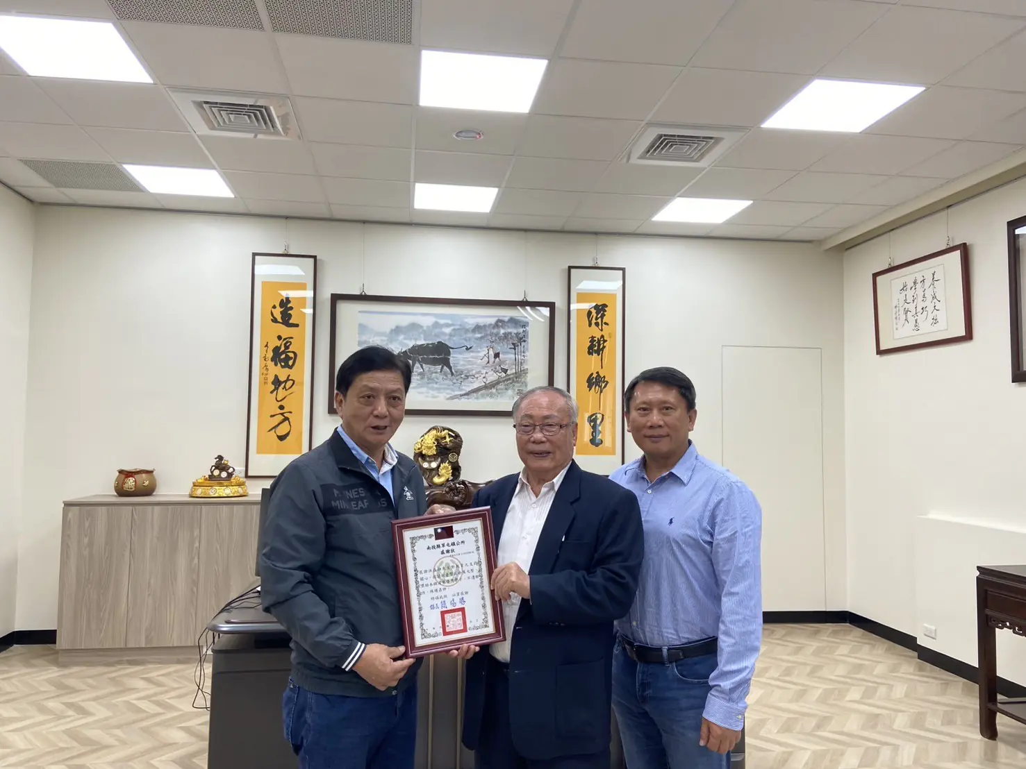 前縣議員洪盛雄捐贈善款予草屯鎮公所作為清寒優秀學生獎助學金  鎮長頒發感謝狀