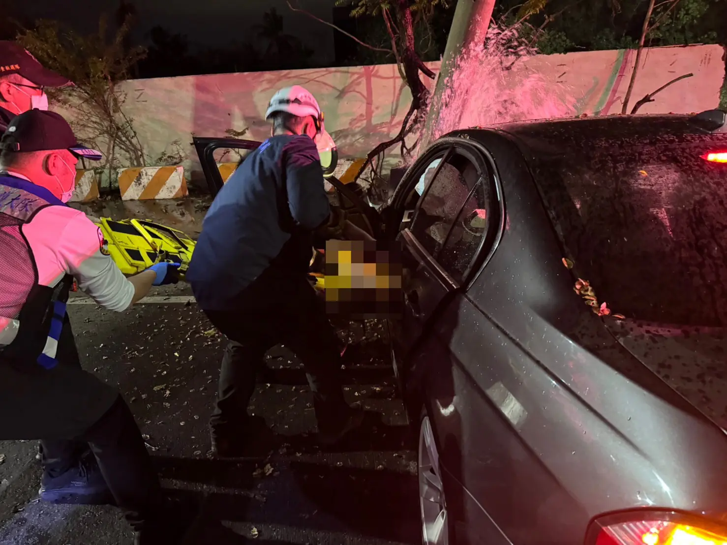 警消搶救受困人員。