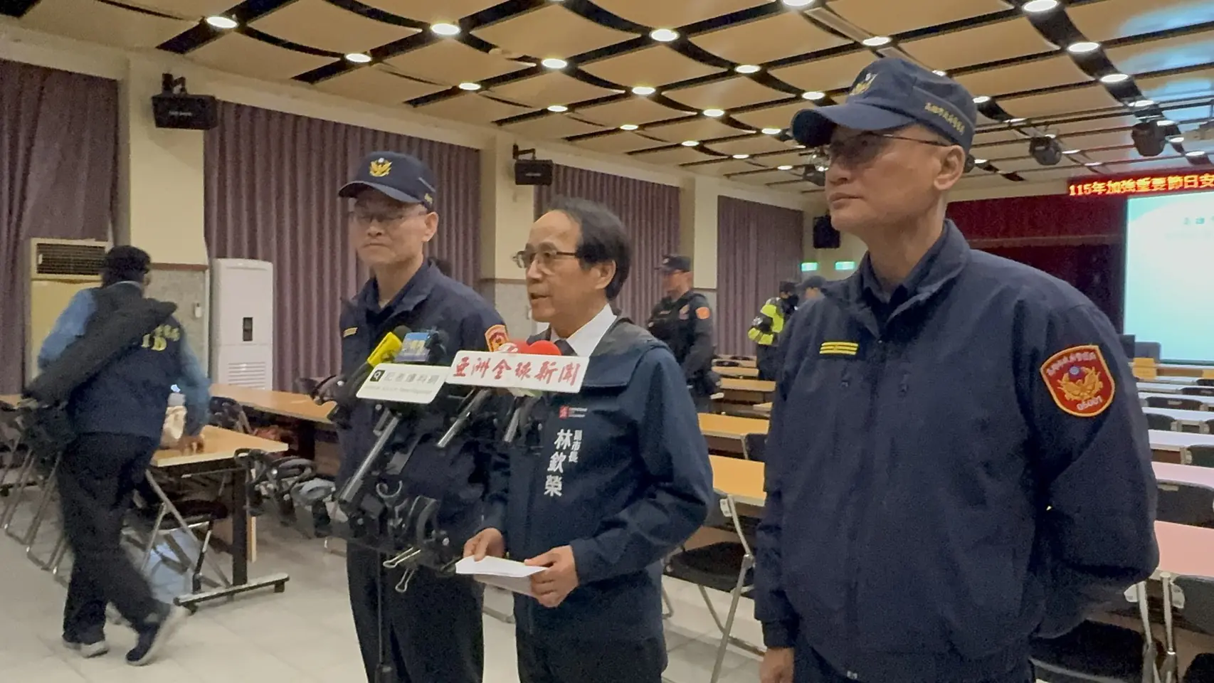 高市警局今晚動員520名警力執行擴檢及路檢，副市長林欽榮親臨加油打氣。