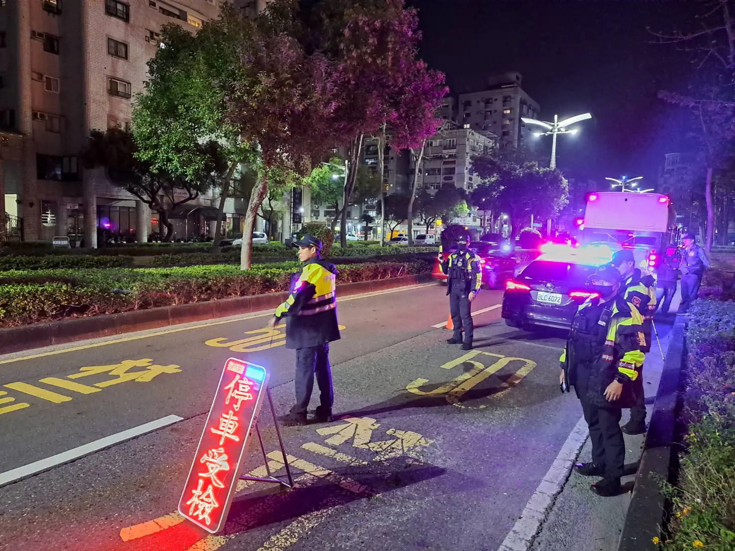 警方執行路檢。