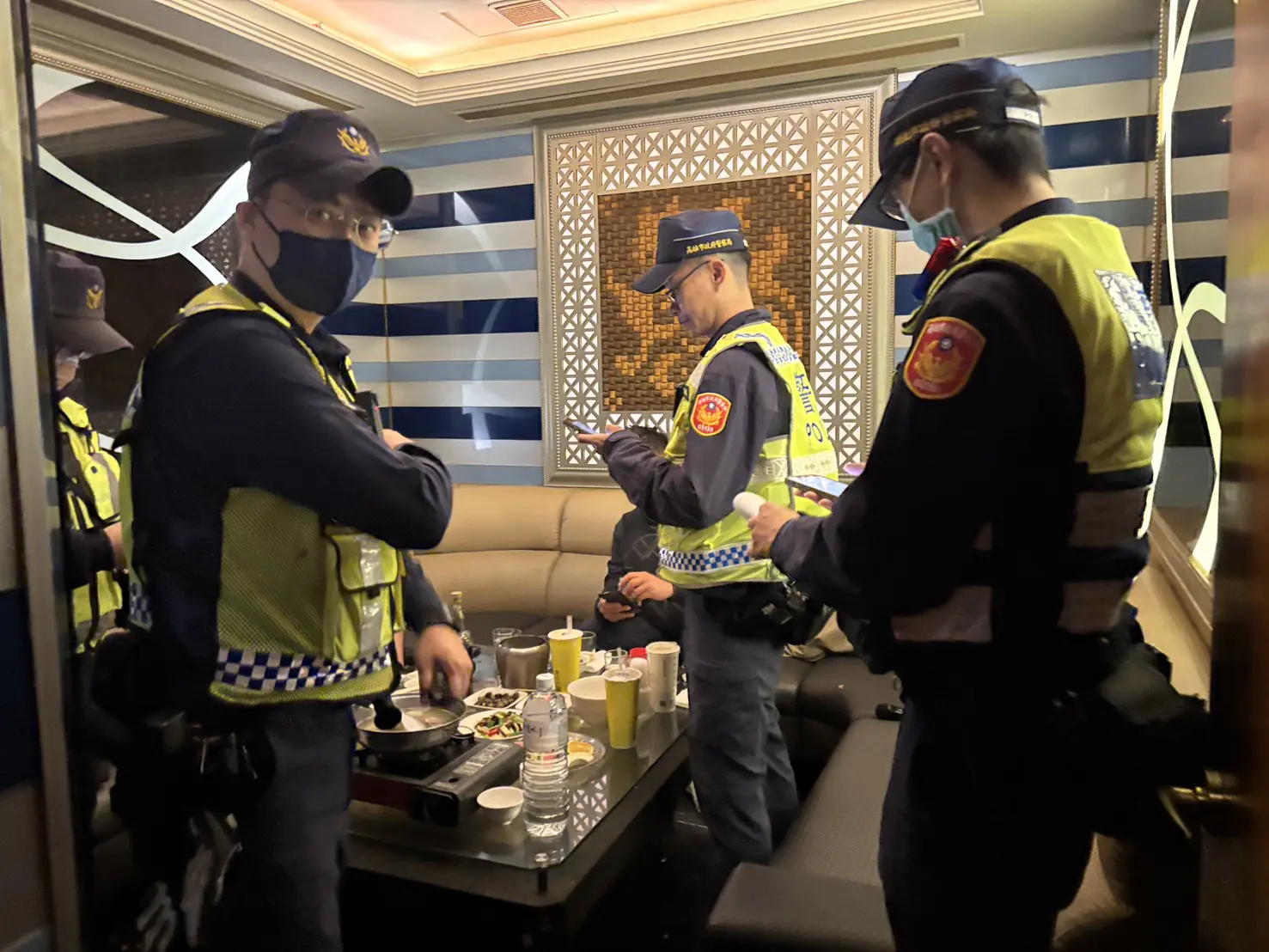 警方執行臨檢。