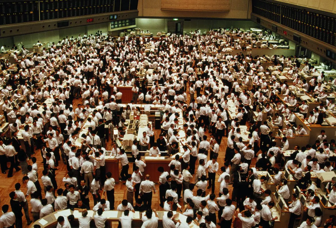 日經衝破53,000點大關後陷「多空拉鋸戰」！月底與週末雙重壓力夾擊 中外製藥、日立領軍力扛獲利了結賣壓