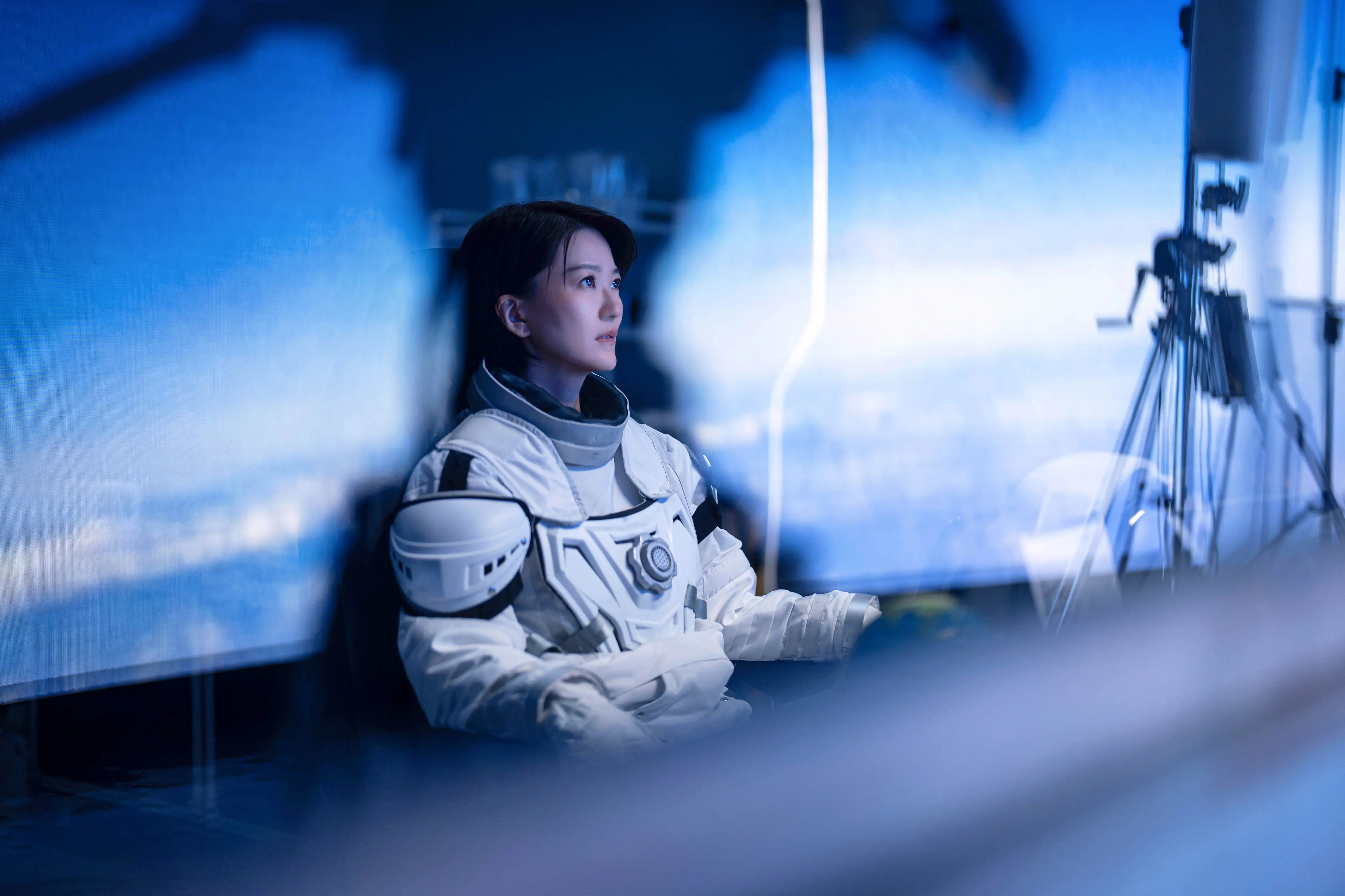 佳人奔月!蔡淳佳變身太空人 半年打造《兩個人間》 飛向月球寫愛情