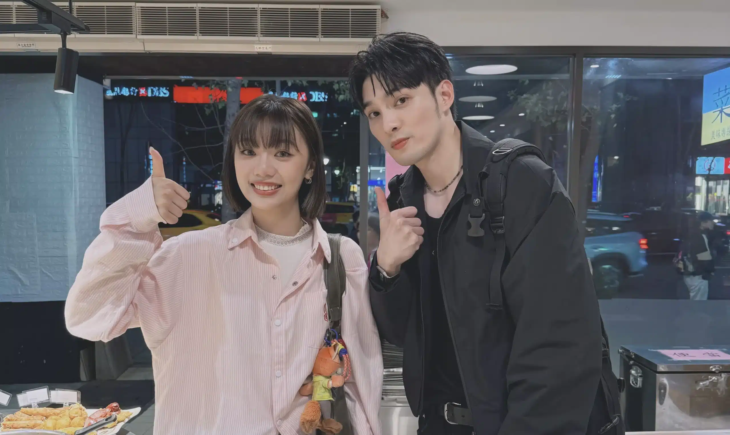 木木(林葦妮)挑戰廚房內場 熱油噴濺狂躲 黃偉晉煎雞腿排 竟然沒熟