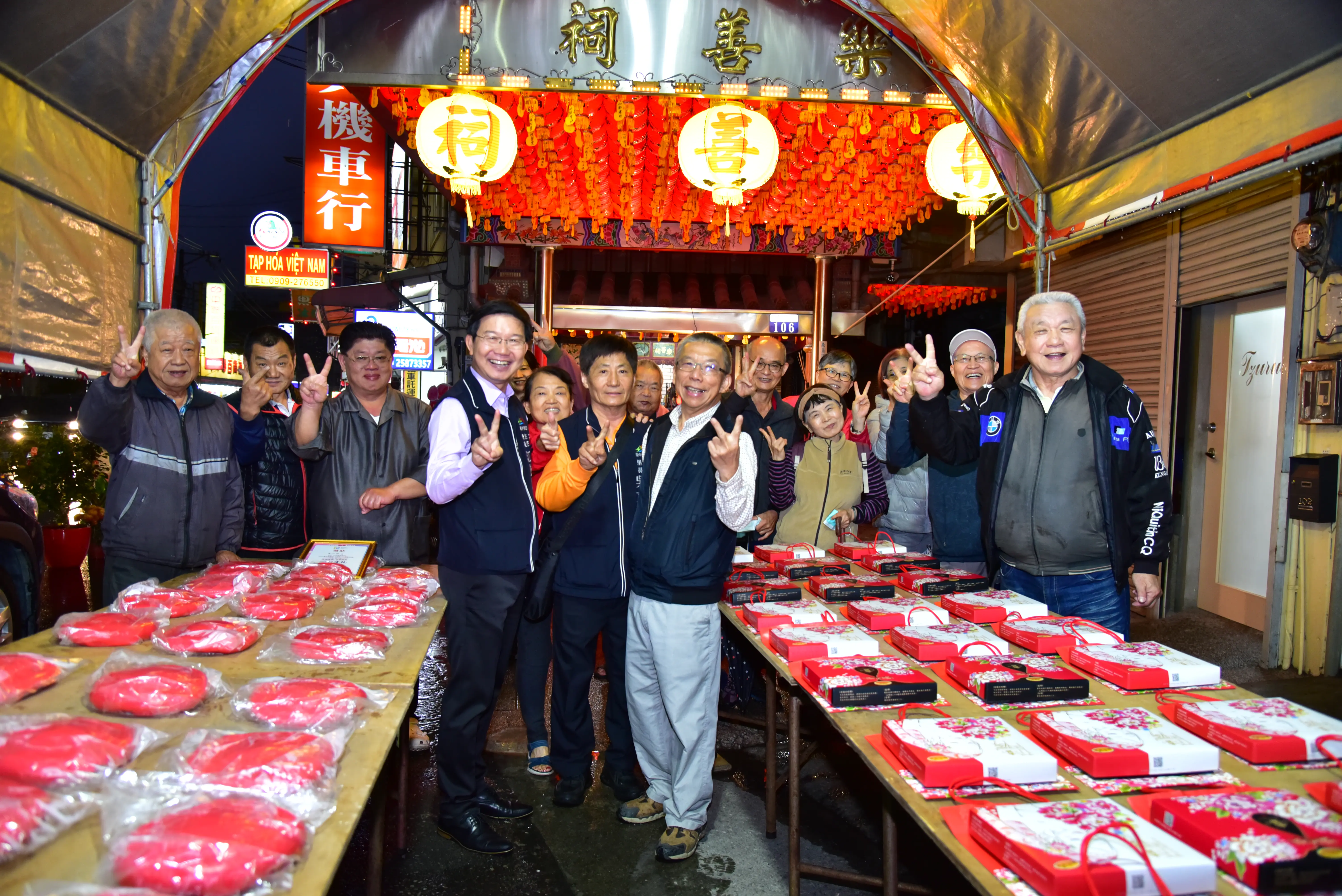 鬪粄慶添丁！　東勢新丁粄節宮廟擲筊祈福 驚見136 斤大紅粄